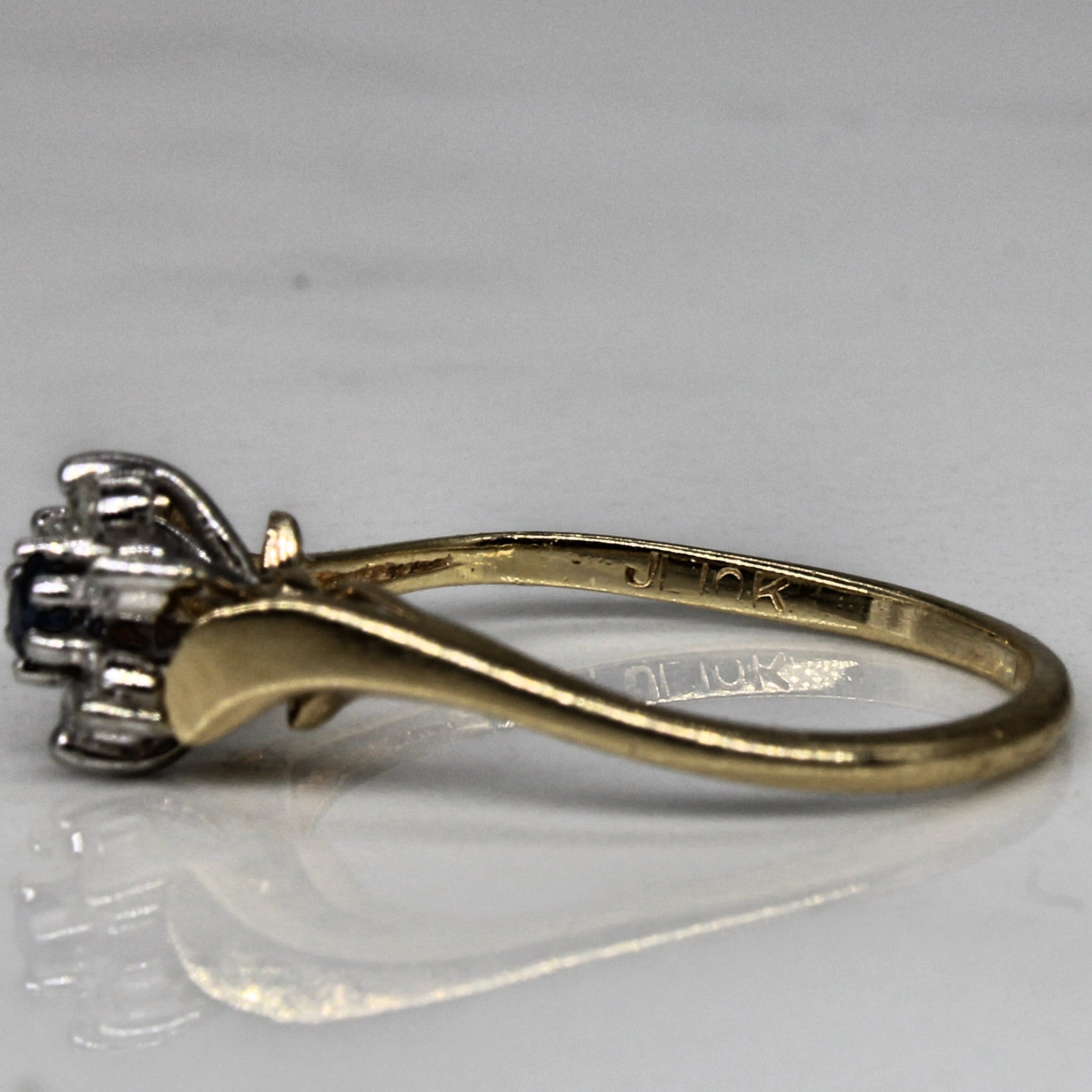 Bague Fleur Diamant et Saphir | 0,05 ct au total, 0,03 ct | Taille 4,75 |