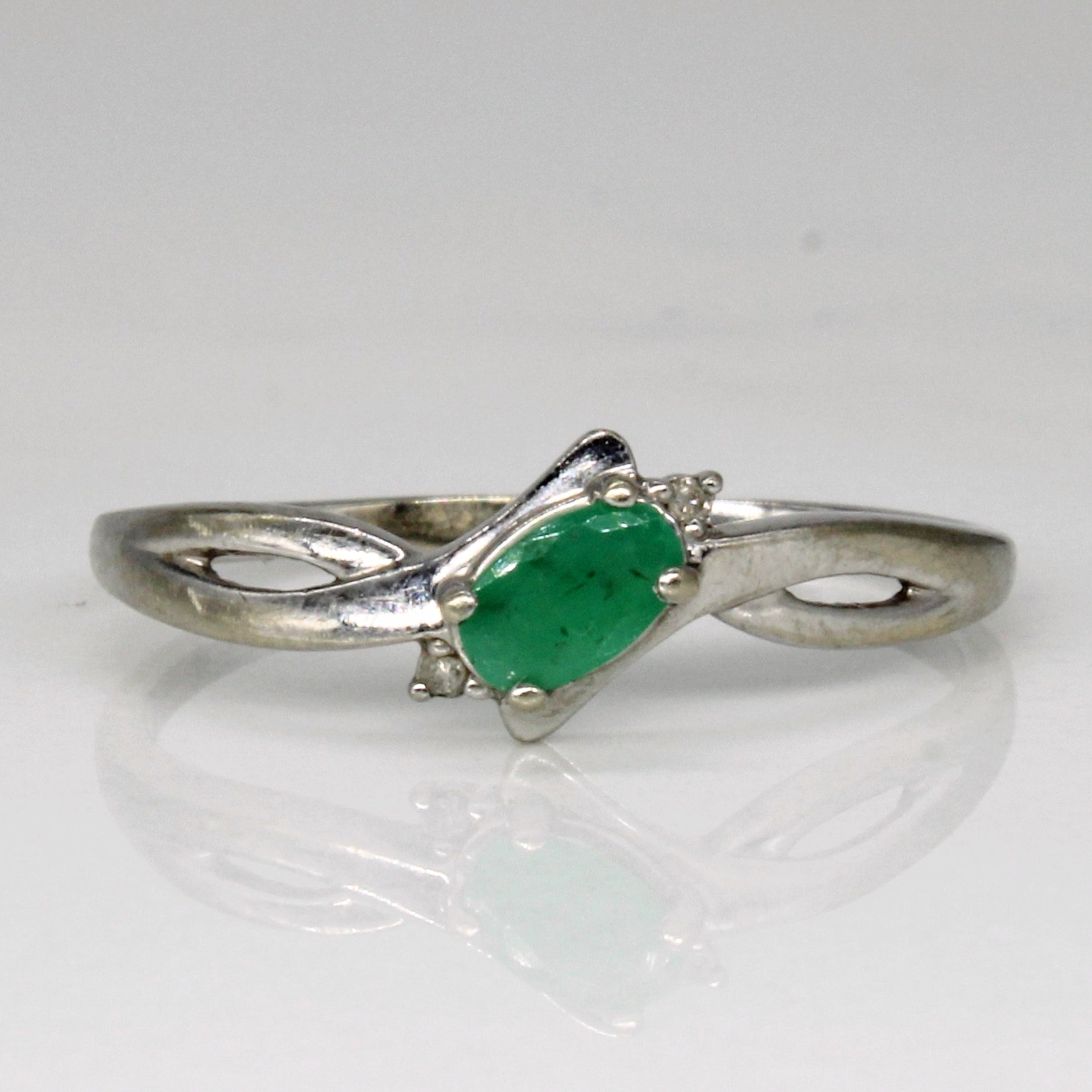 Bague cascade émeraude et diamants | 0,15 ct, 0,01 ct au total | Taille 7,25 |