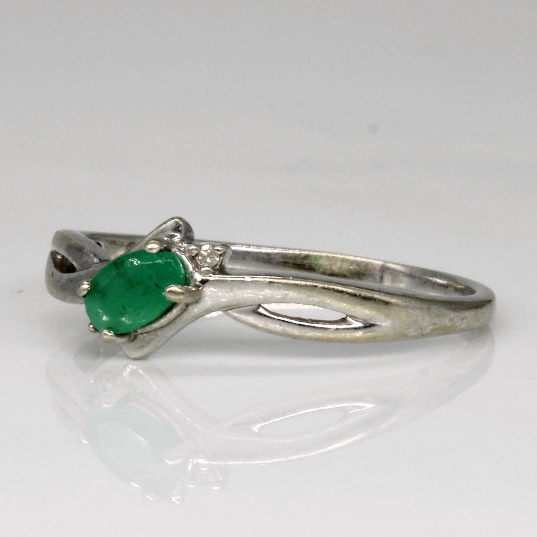 Bague cascade émeraude et diamants | 0,15 ct, 0,01 ct au total | Taille 7,25 |