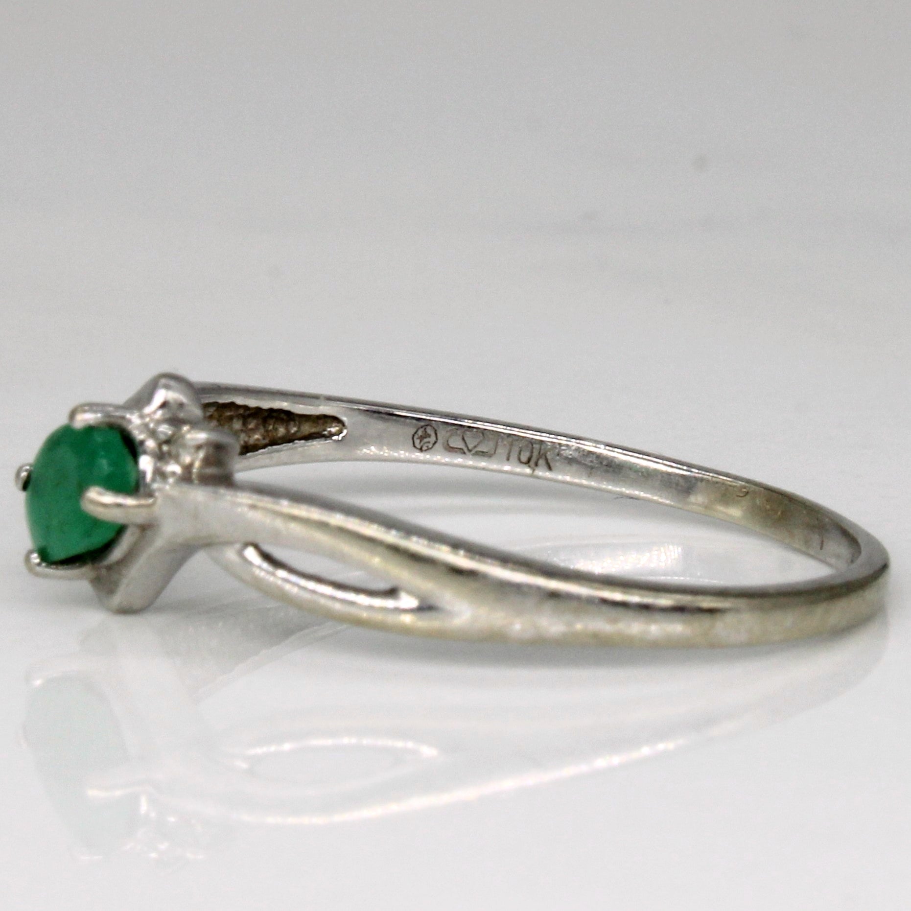 Bague cascade émeraude et diamants | 0,15 ct, 0,01 ct au total | Taille 7,25 |