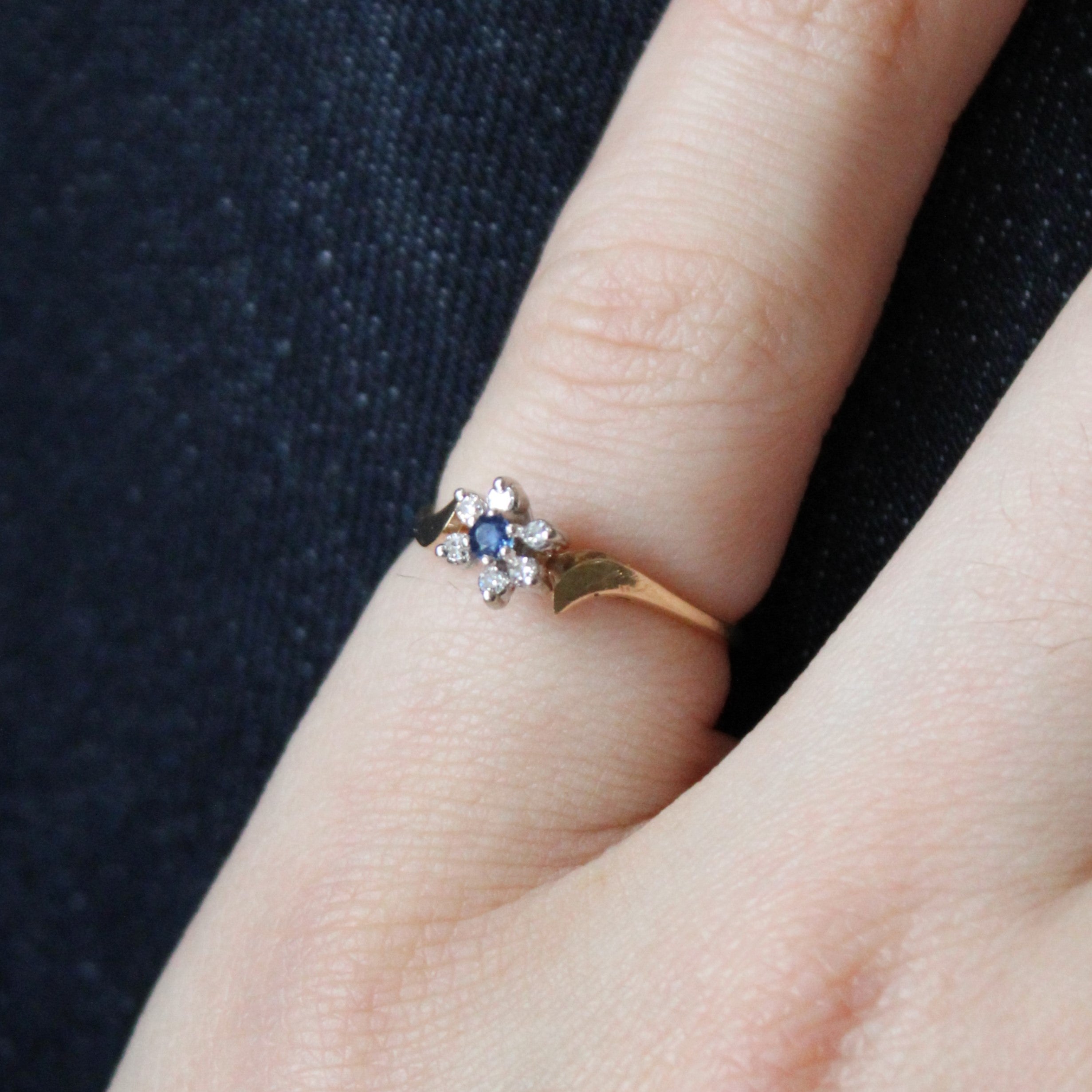 Bague Fleur Diamant et Saphir | 0,05 ct au total, 0,03 ct | Taille 4,75 |