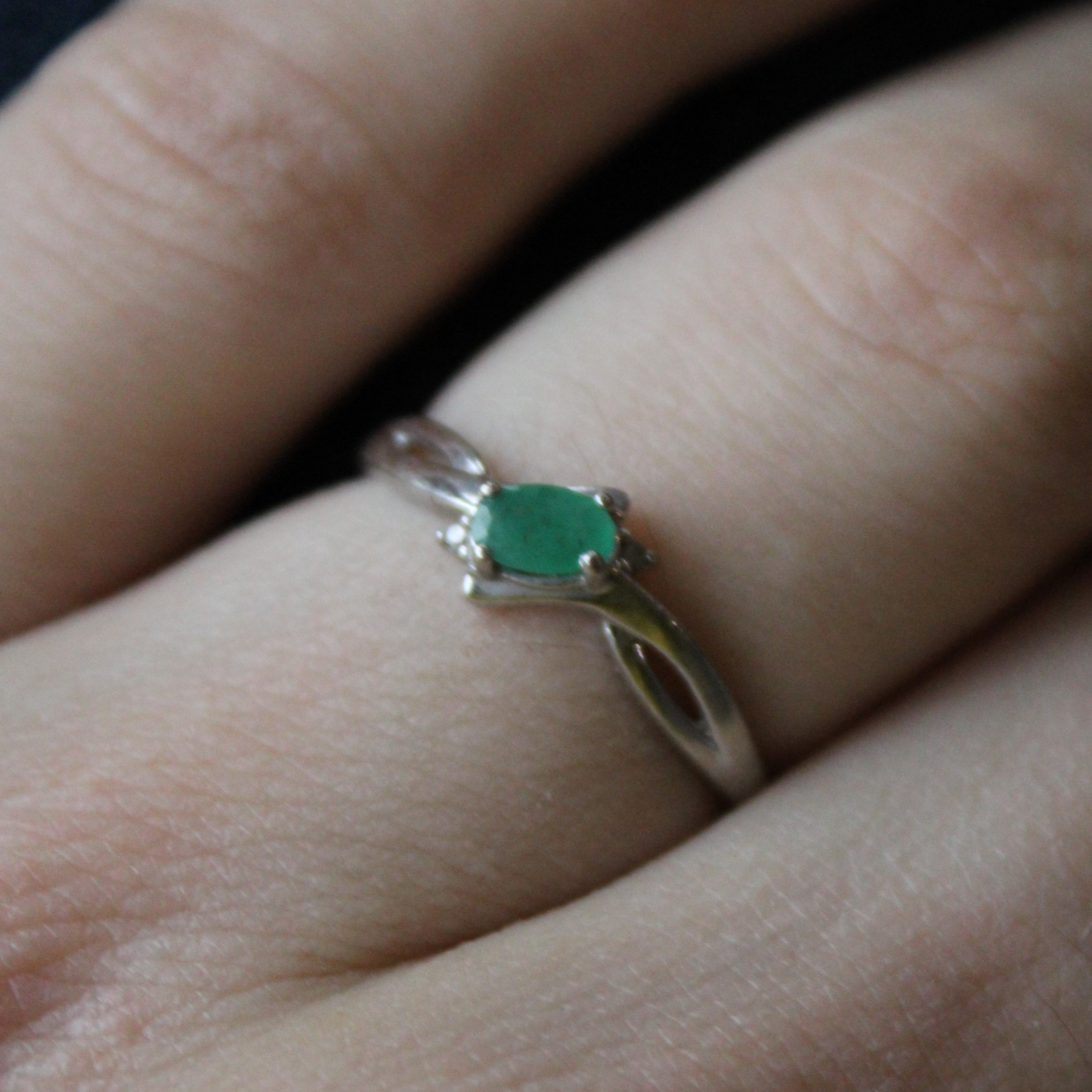 Bague cascade émeraude et diamants | 0,15 ct, 0,01 ct au total | Taille 7,25 |