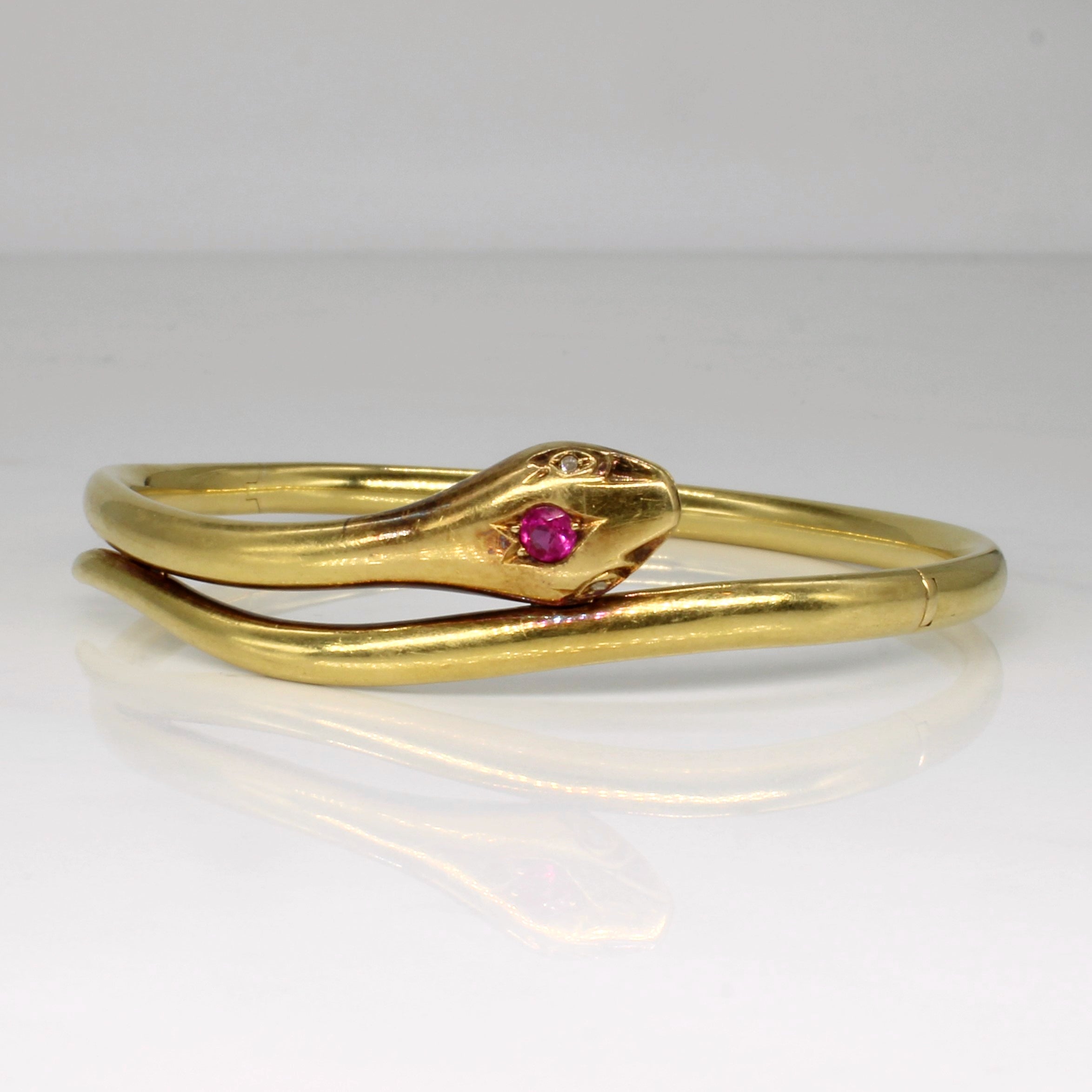 Bracelet serpent enroulé en rubis synthétique et diamants | 0,16 ct, 0,02 ct au total | 7,5 po |