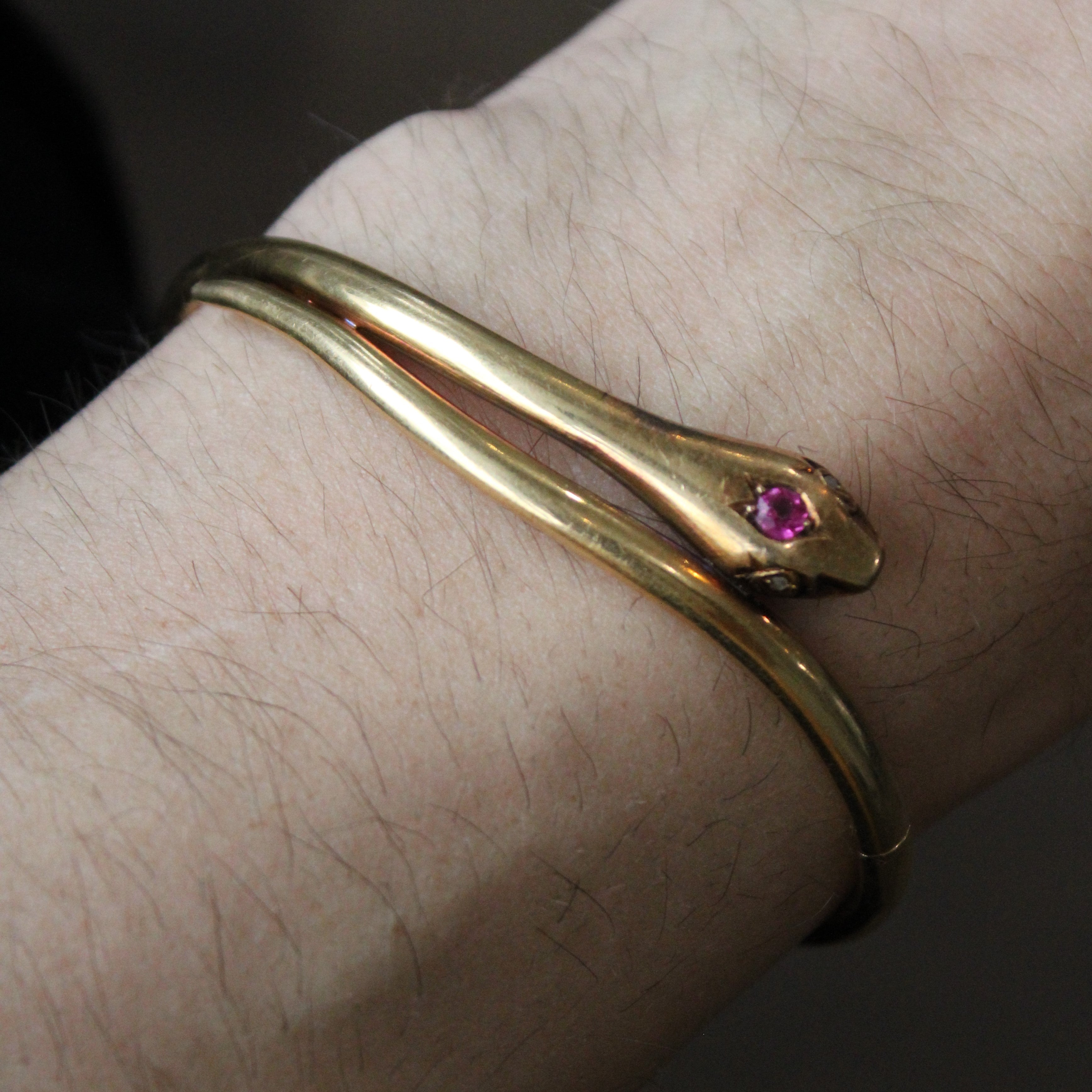 Bracelet serpent enroulé en rubis synthétique et diamants | 0,16 ct, 0,02 ct au total | 7,5 po |