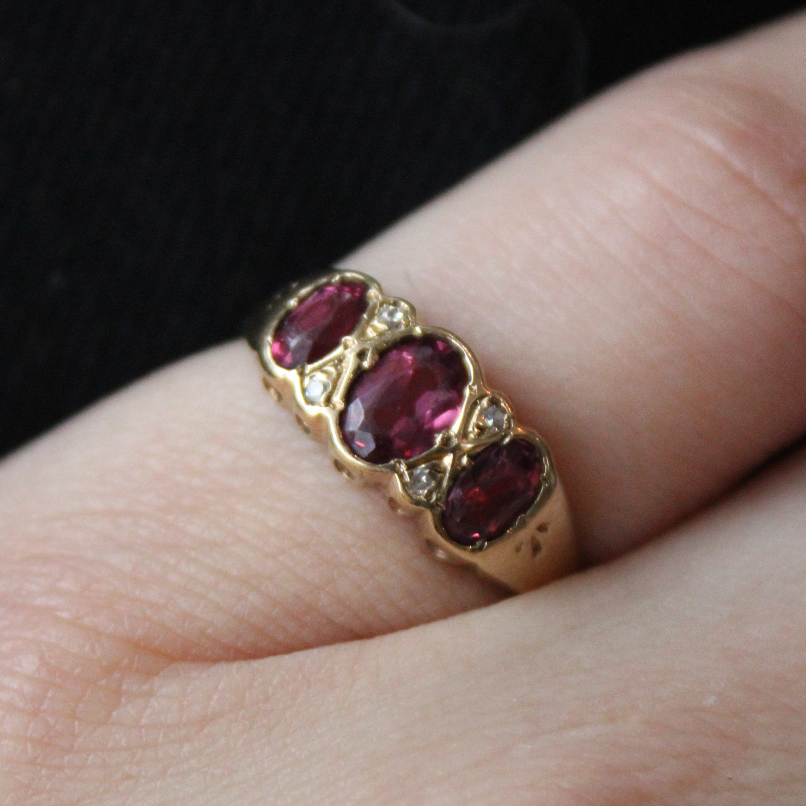 Bague trois pierres en grenat poinçonnée à Birmingham en 1987 | 1,00 ct | Taille 9 |