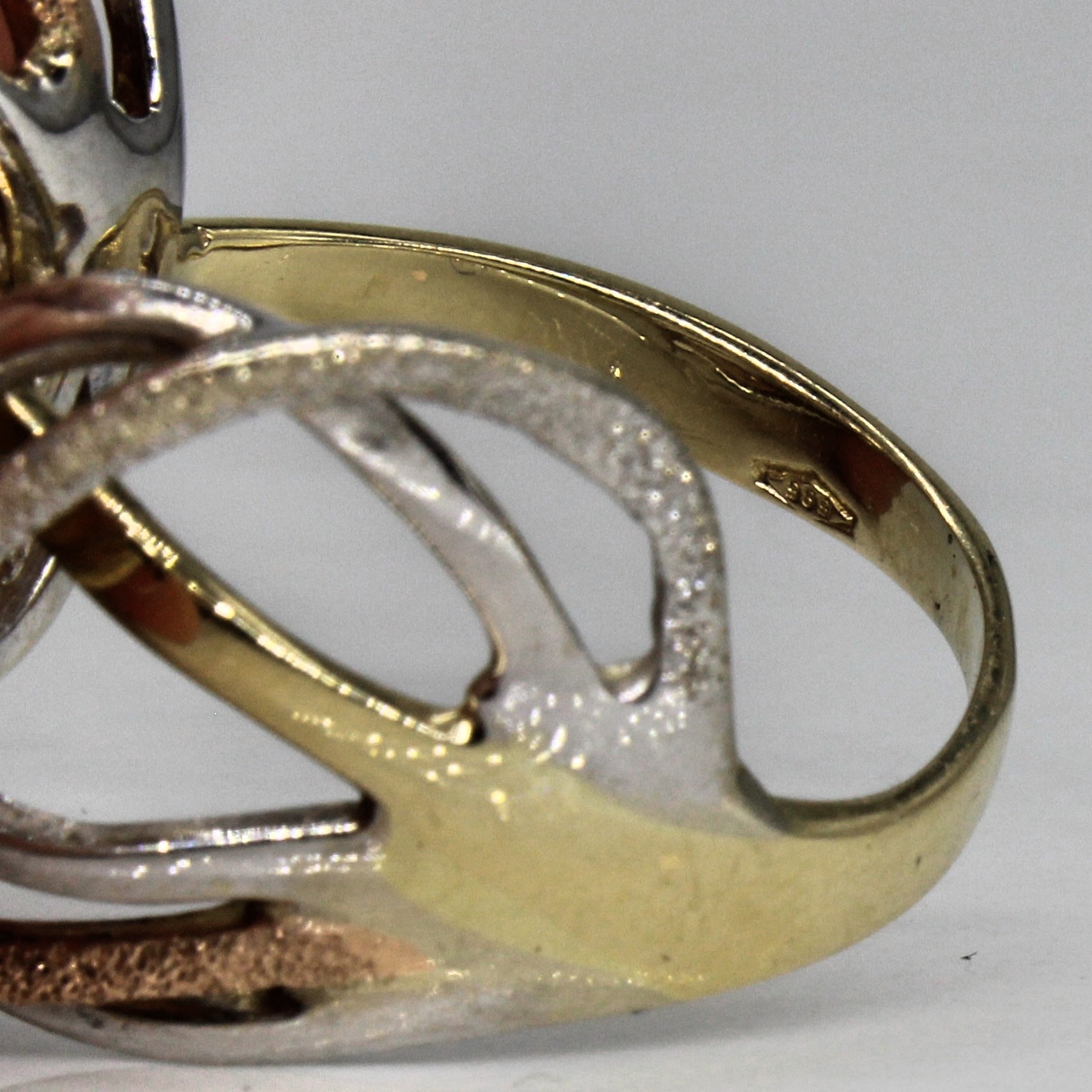 Abstract Pearl Cocktail Ring | SZ 6.25 |