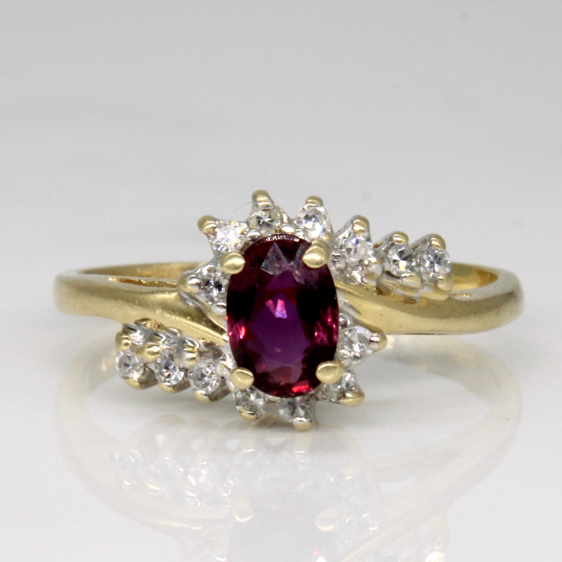 Bague sertie de rubis et de diamants | 0,60 ct, 0,10 ct au total | Taille 7,25 |