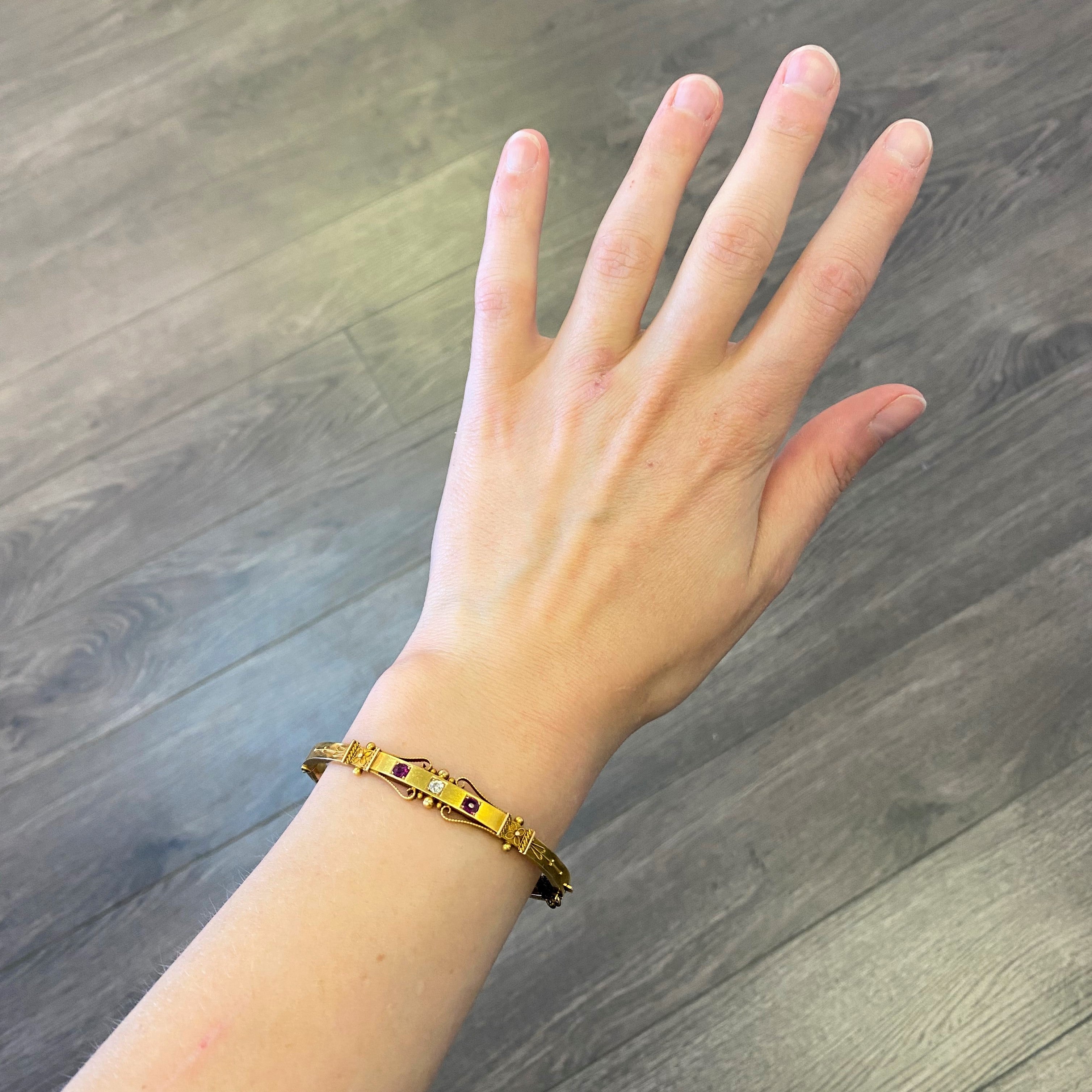 Bracelet jonc victorien en diamants taille ancienne et rubis | 0,10 ct, 0,20 ct au total | 7,5" |
