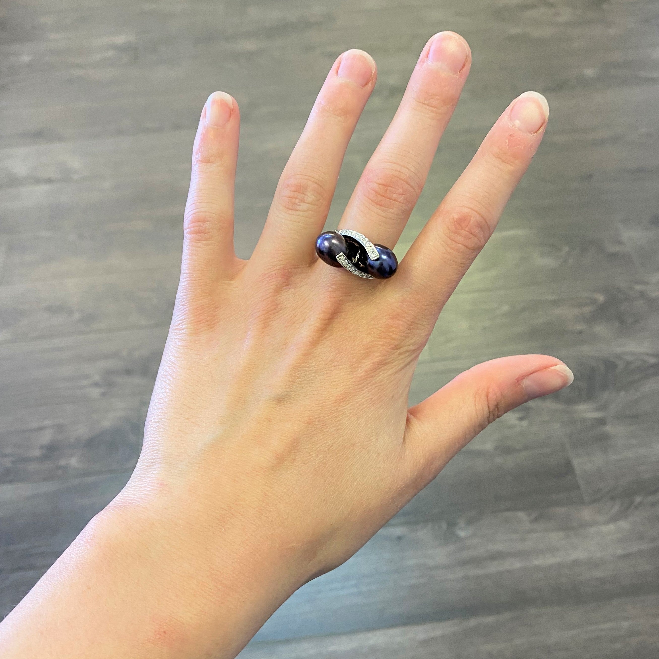 Bague contournée en perle noire et diamants | 0,20 ct au total, 14,25 ct au total | Taille 7 |