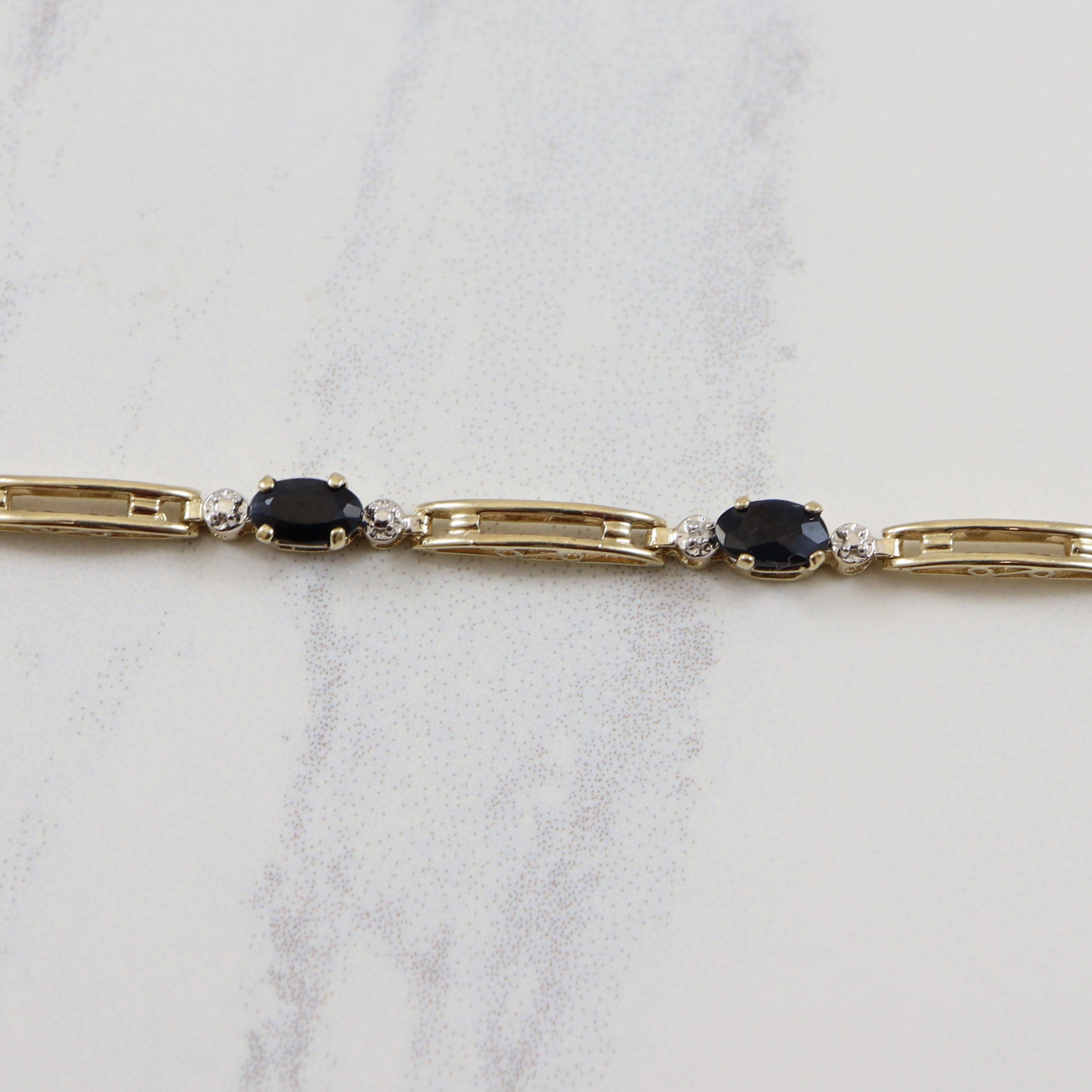 Bracelet en or jaune 10 carats, saphirs et diamants | 1,45 ct au total, 0,005 ct au total | 17,8 cm |