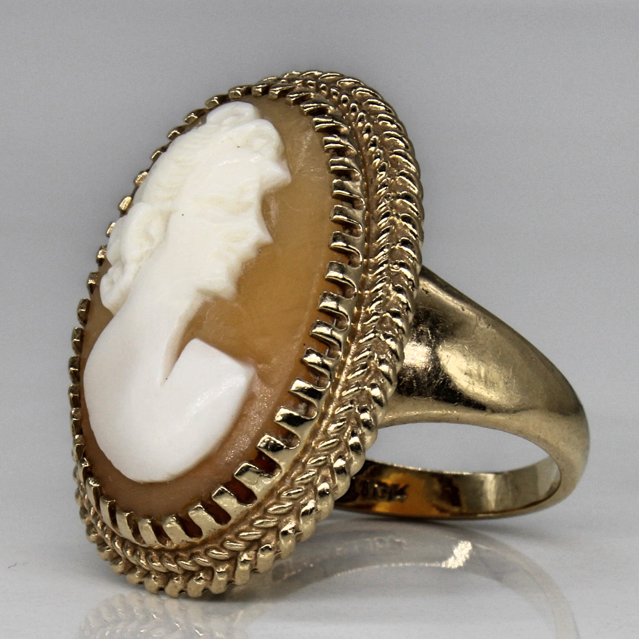 Seashell Cameo Cocktail Ring | 3.00ct | SZ 5.75 |