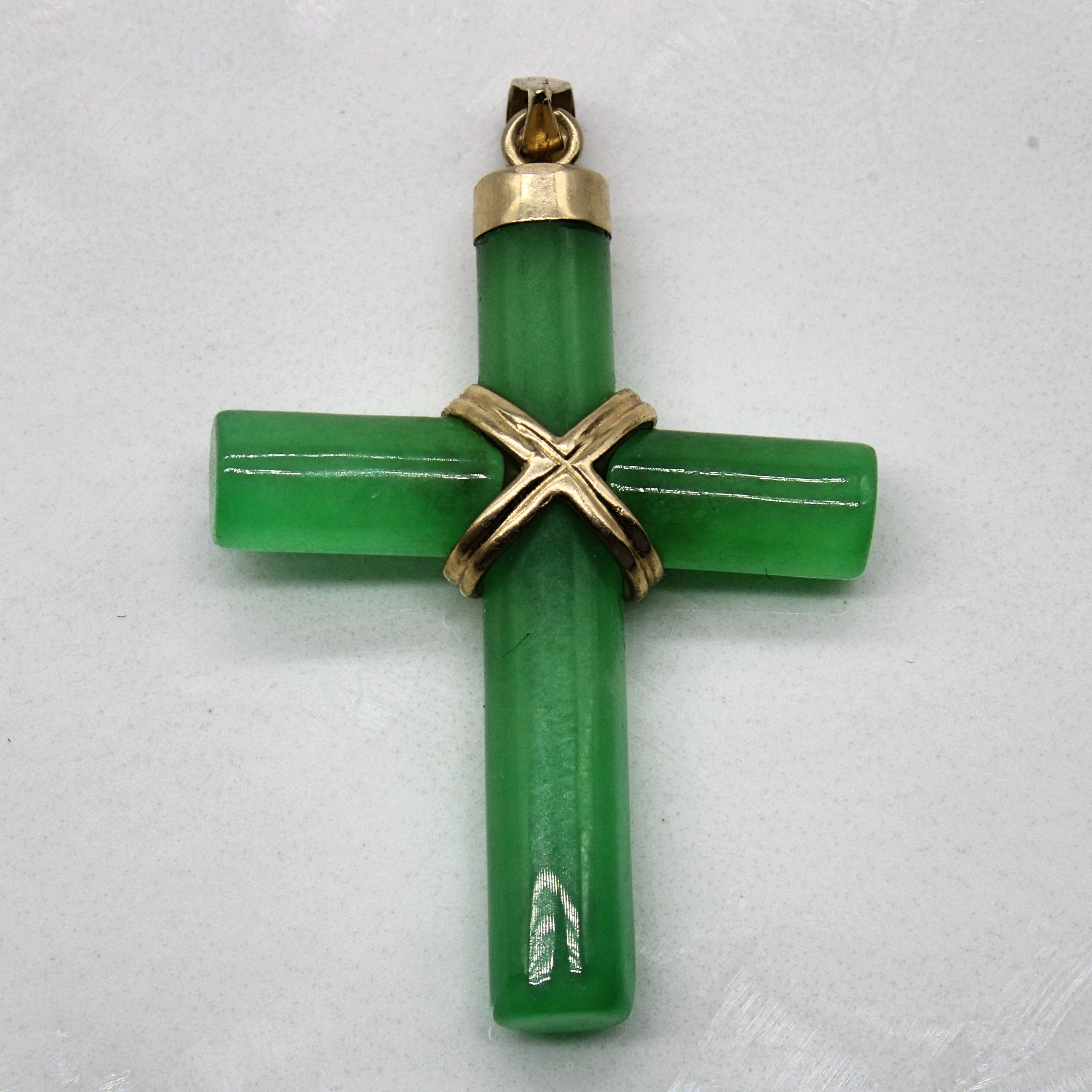 Pendentif croix en jadéite 14 carats | 15,00 ct |