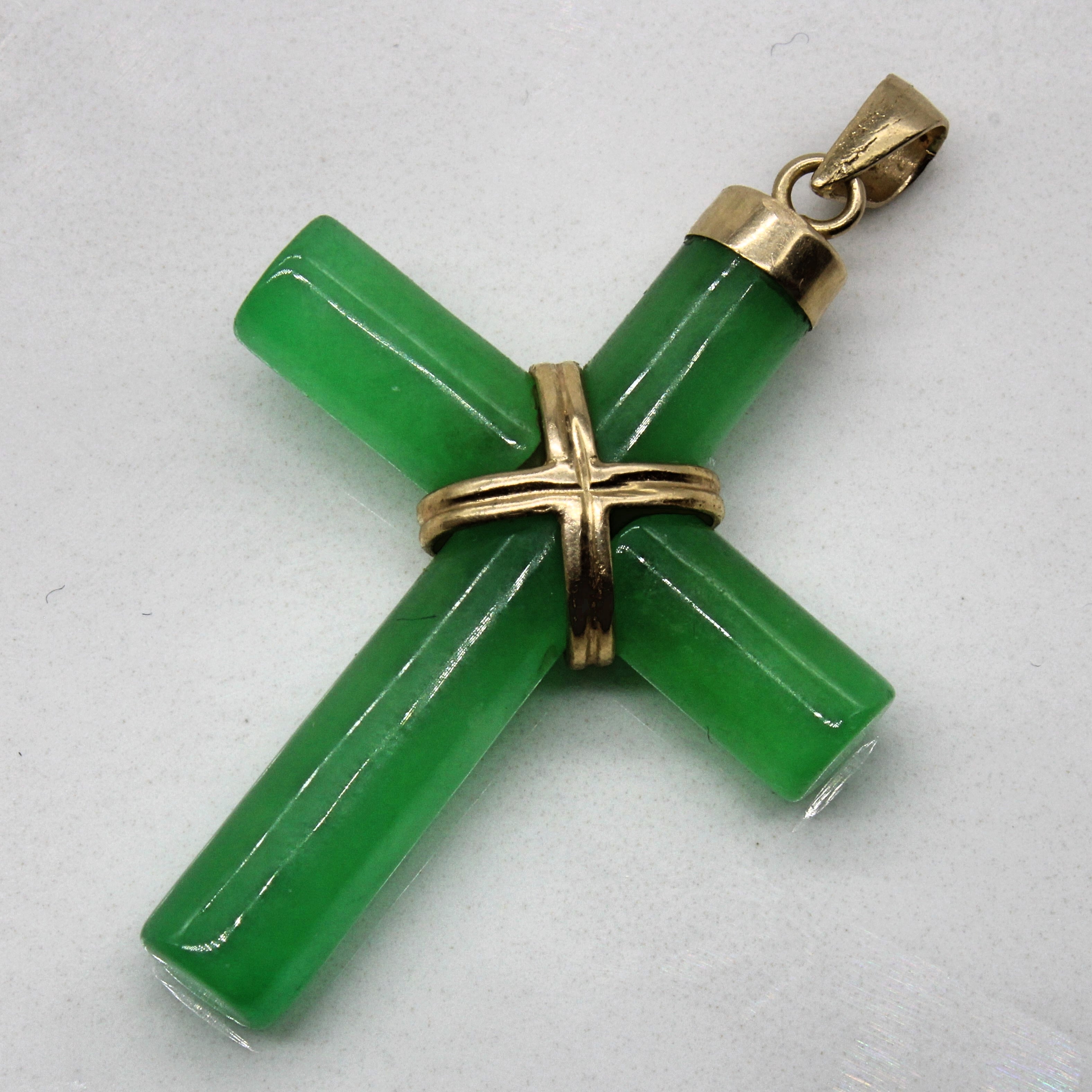 Pendentif croix en jadéite 14 carats | 15,00 ct |