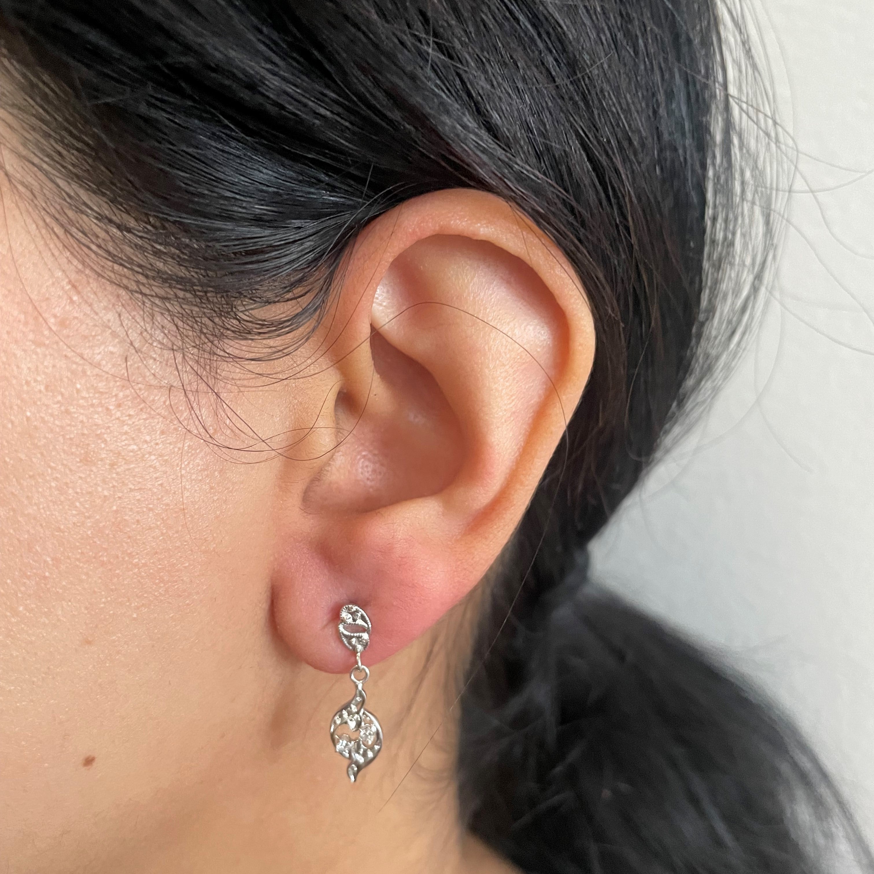 Boucles d'oreilles pendantes en diamant serties de millegrain | 0,06 ct au total |
