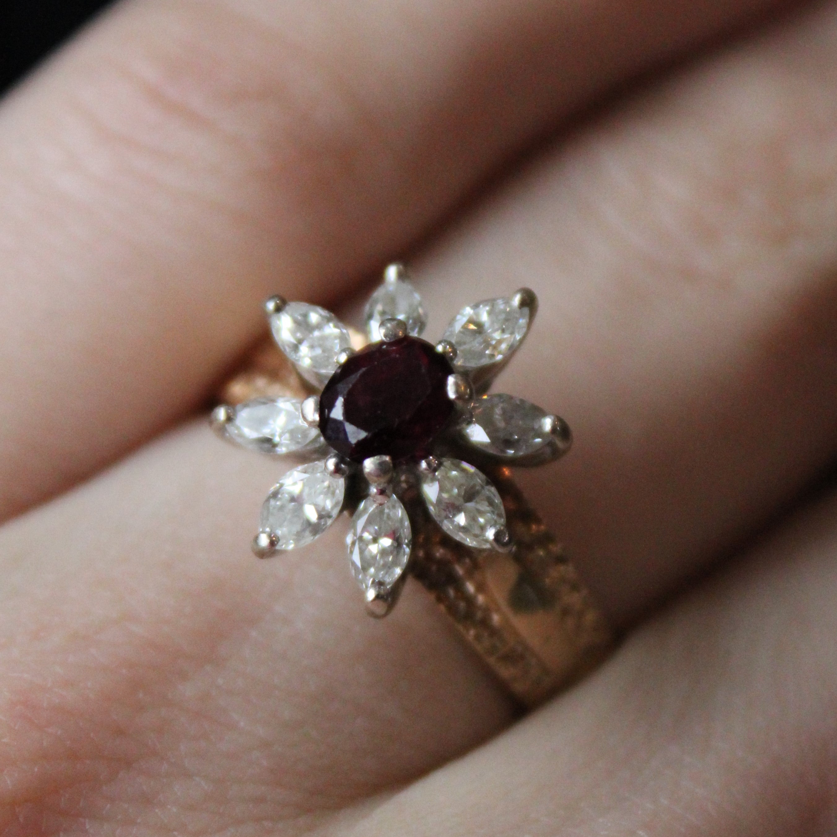 Bague cocktail sertie de diamants et de rubis | 0,88 ct au total, 0,80 ct | Taille 8,25 |