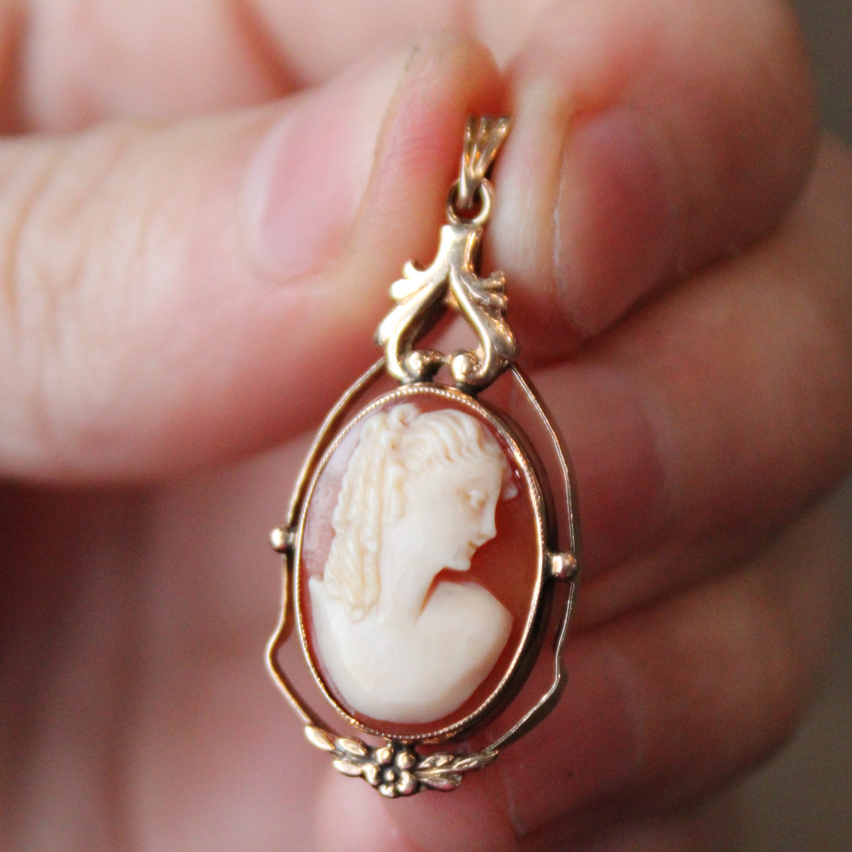 Shell Cameo Pendant | 3.75ct |