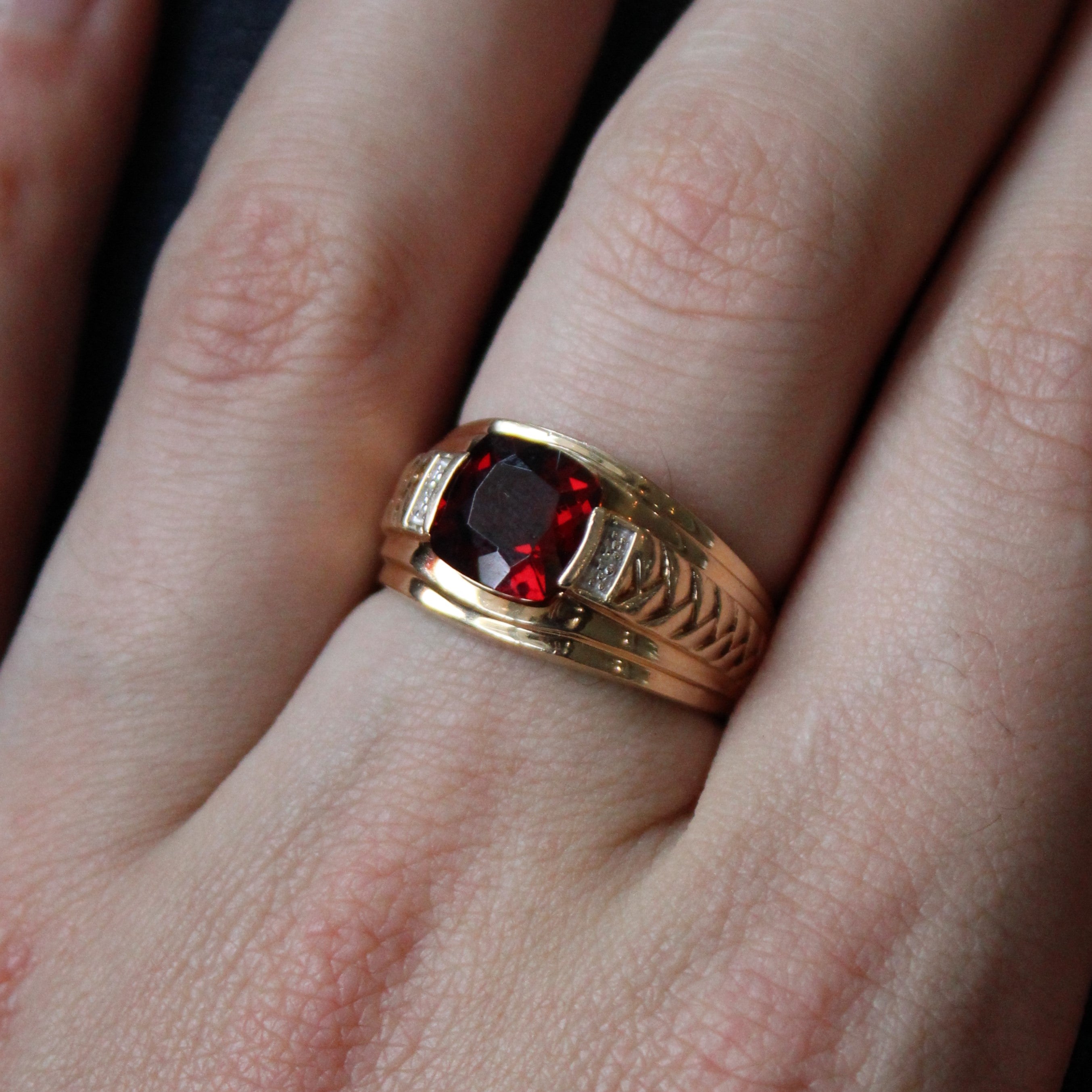 Bague en grenat et diamants | 2,45 ct, 0,01 ct au total | Taille 9,5 |