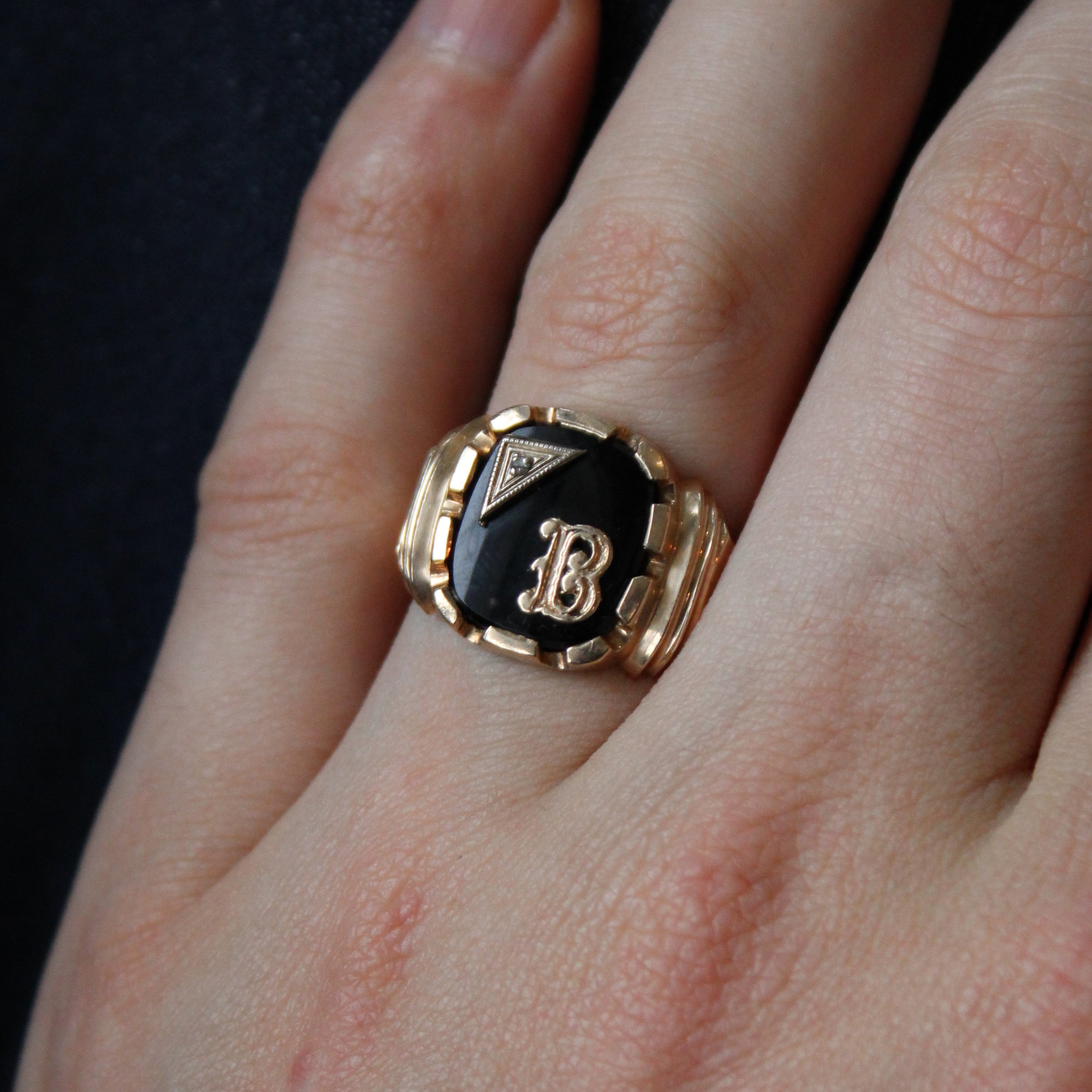 Bague initiale « B » en onyx et diamants | 2,60 ct, 0,01 ct | Taille 8,5 |