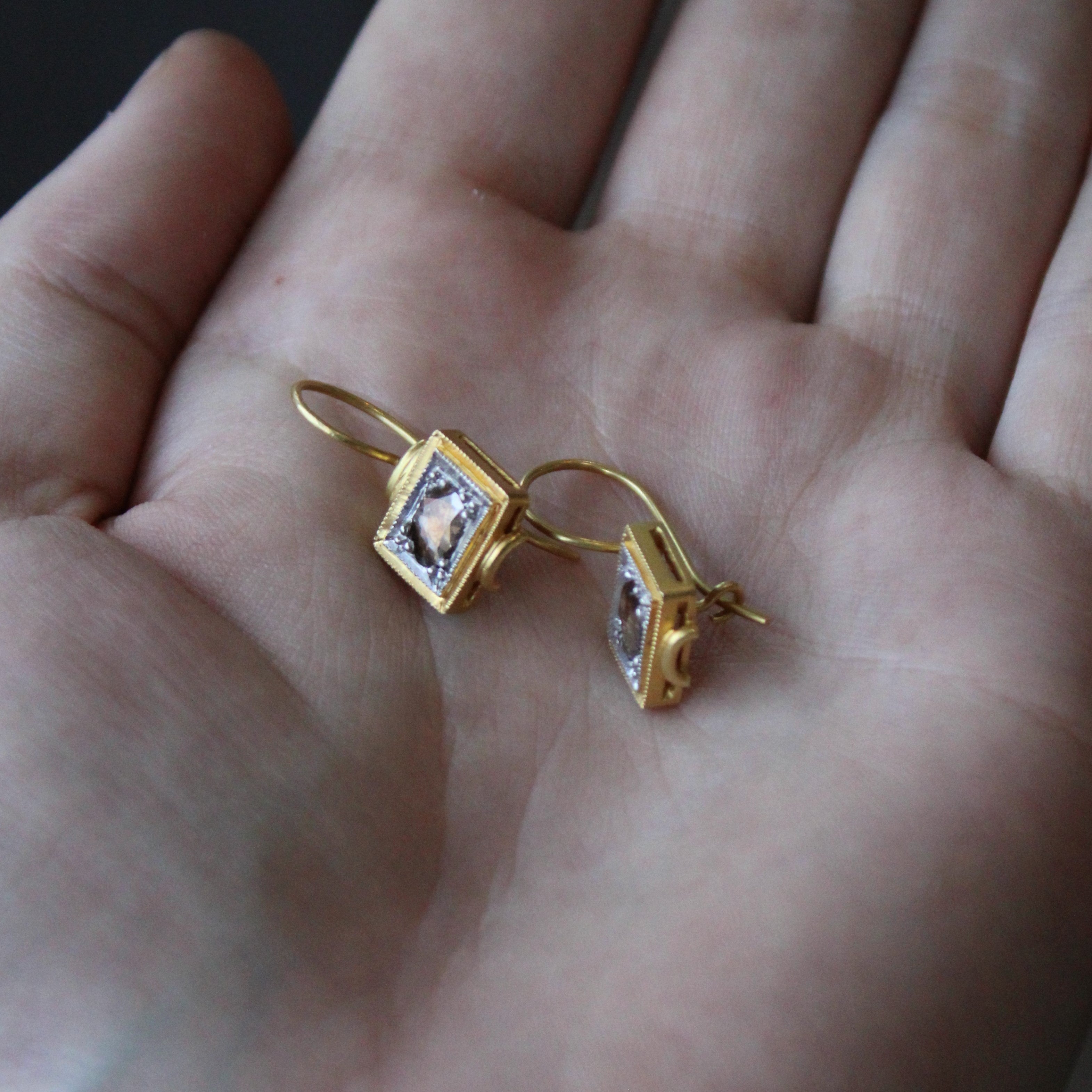 Boucles d'oreilles portrait en diamant champagne style milieu du siècle | 0,15 ct au total |