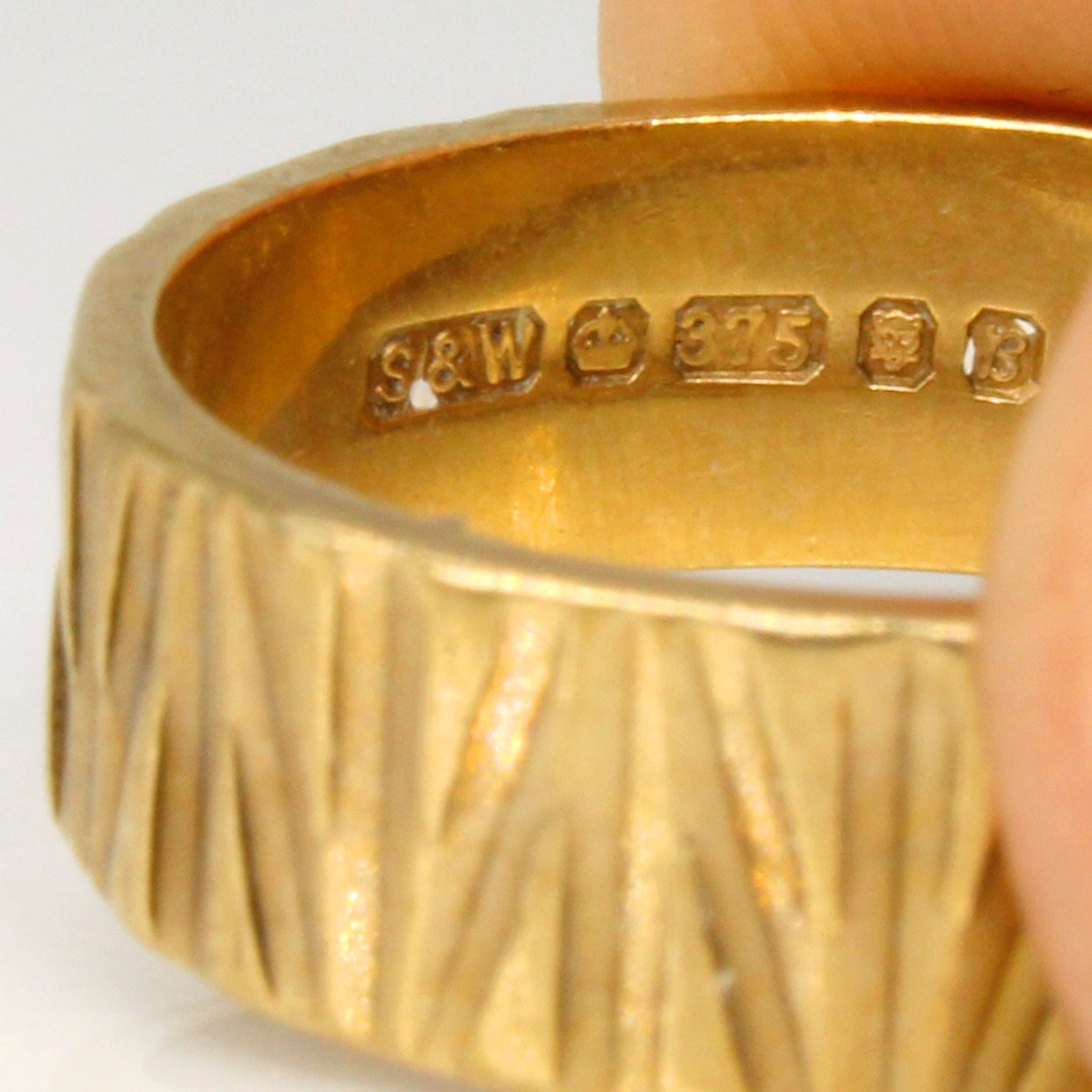 1976 London 9k Yellow Gold Carved Band | SZ 7.25 |