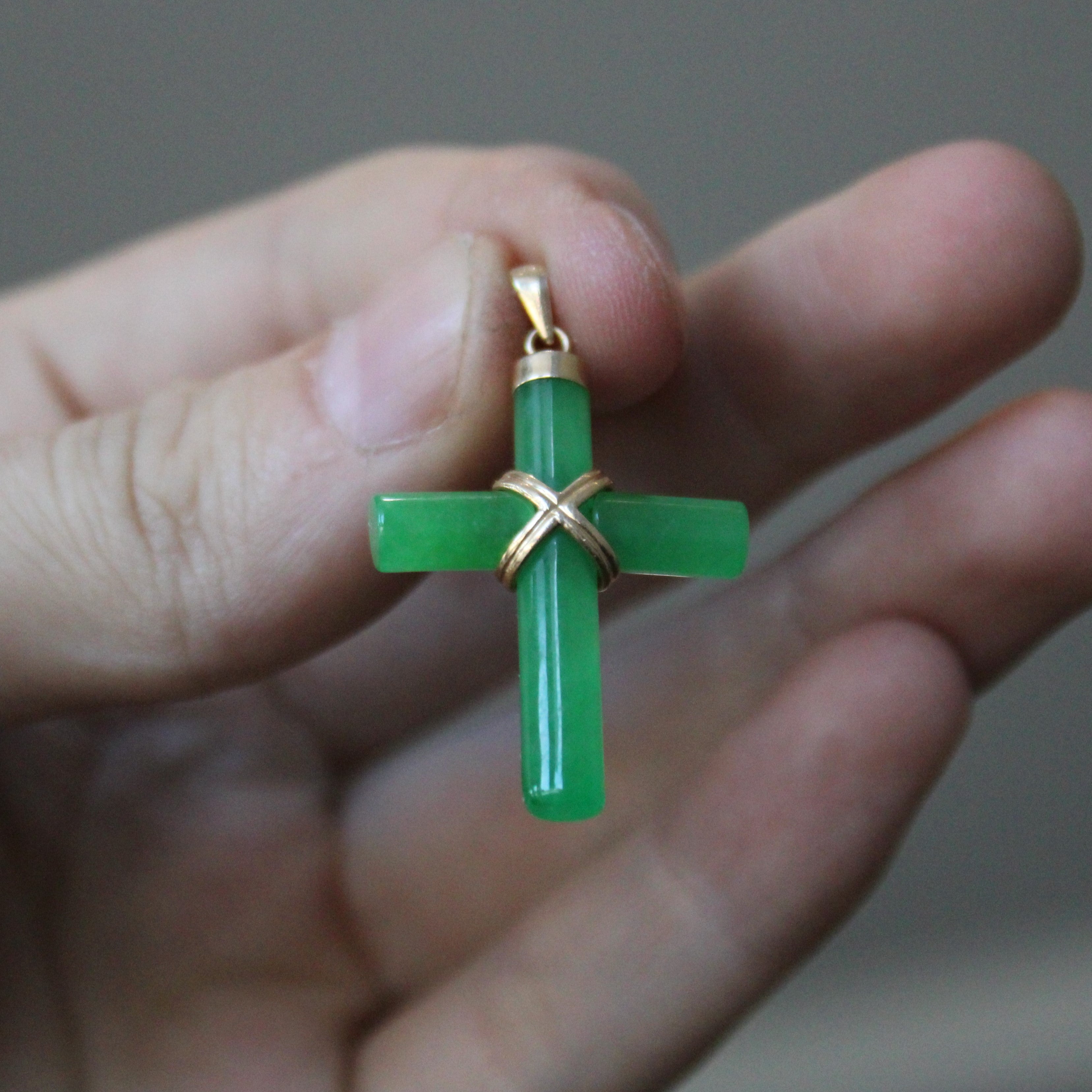 Pendentif croix en jadéite 14 carats | 15,00 ct |