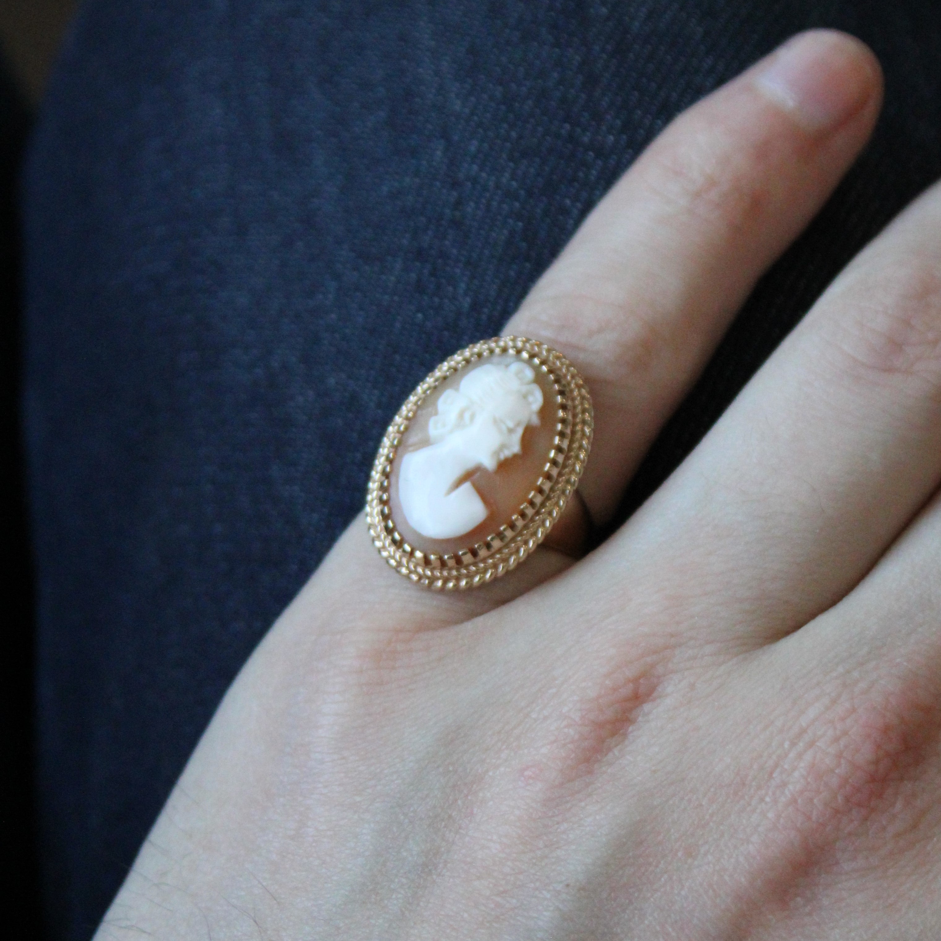 Seashell Cameo Cocktail Ring | 3.00ct | SZ 5.75 |