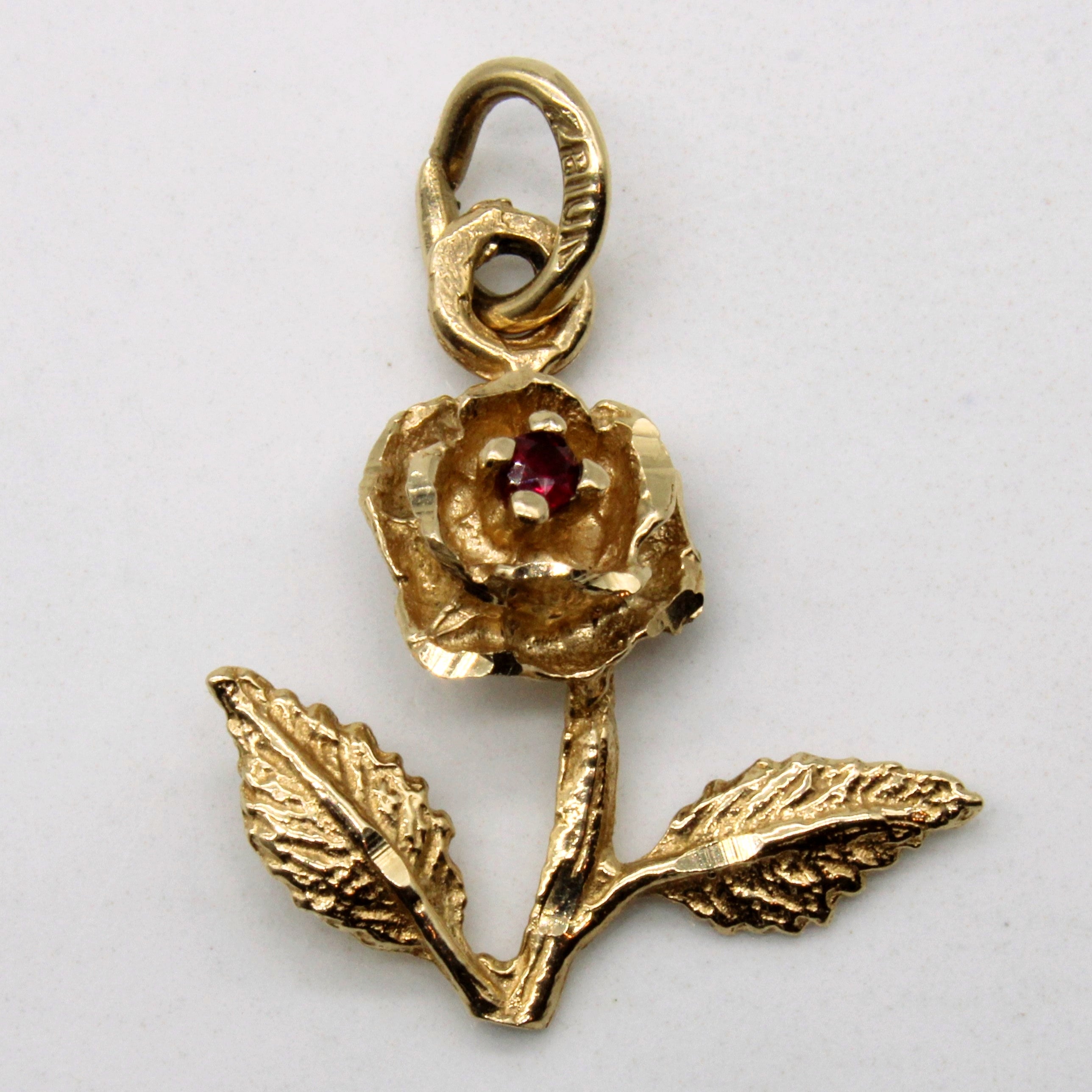 Pendentif rose en rubis synthétique | 0,02 ct |