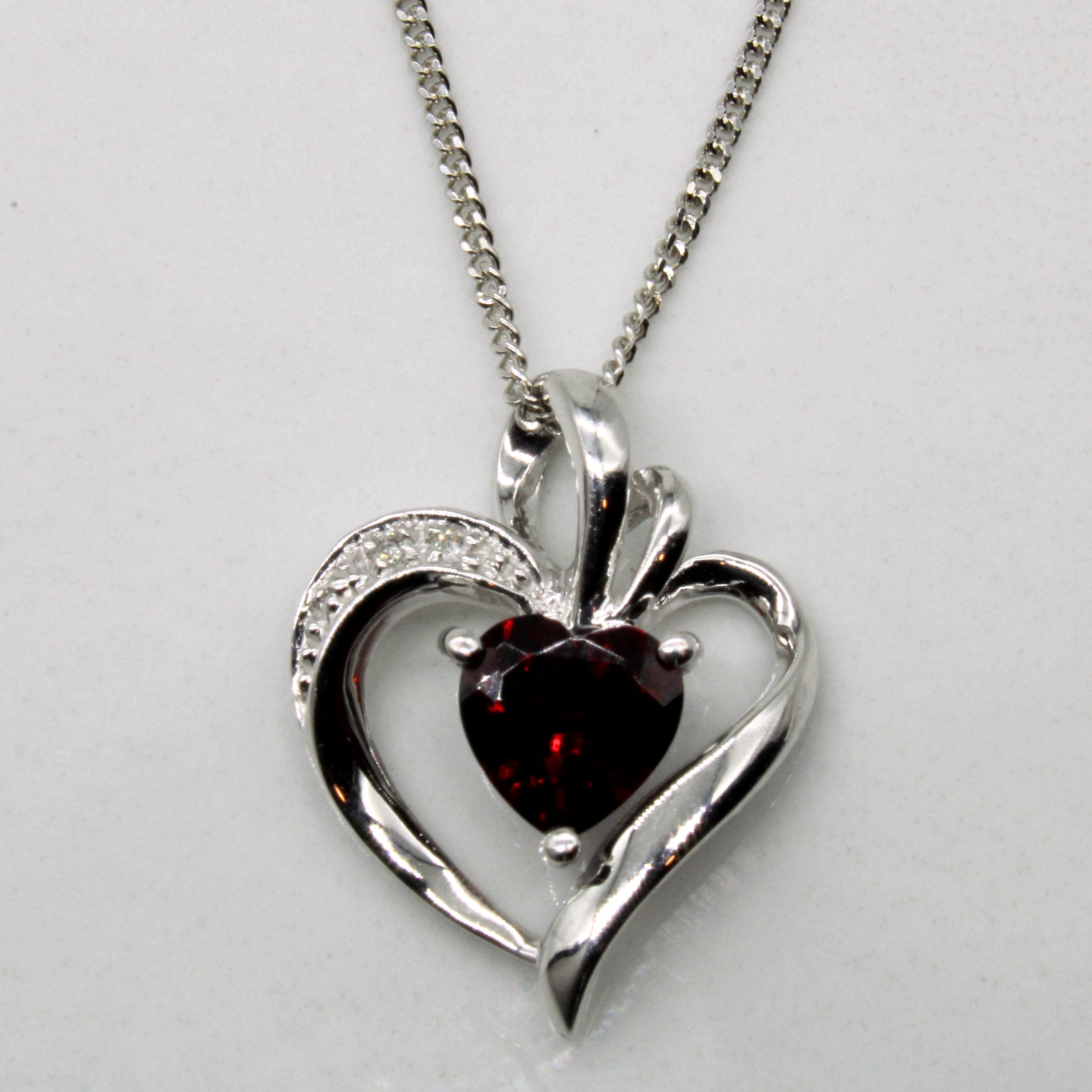 Collier en forme de cœur en grenat et diamants | 0,92 ct, 0,01 ct au total | 43 cm |