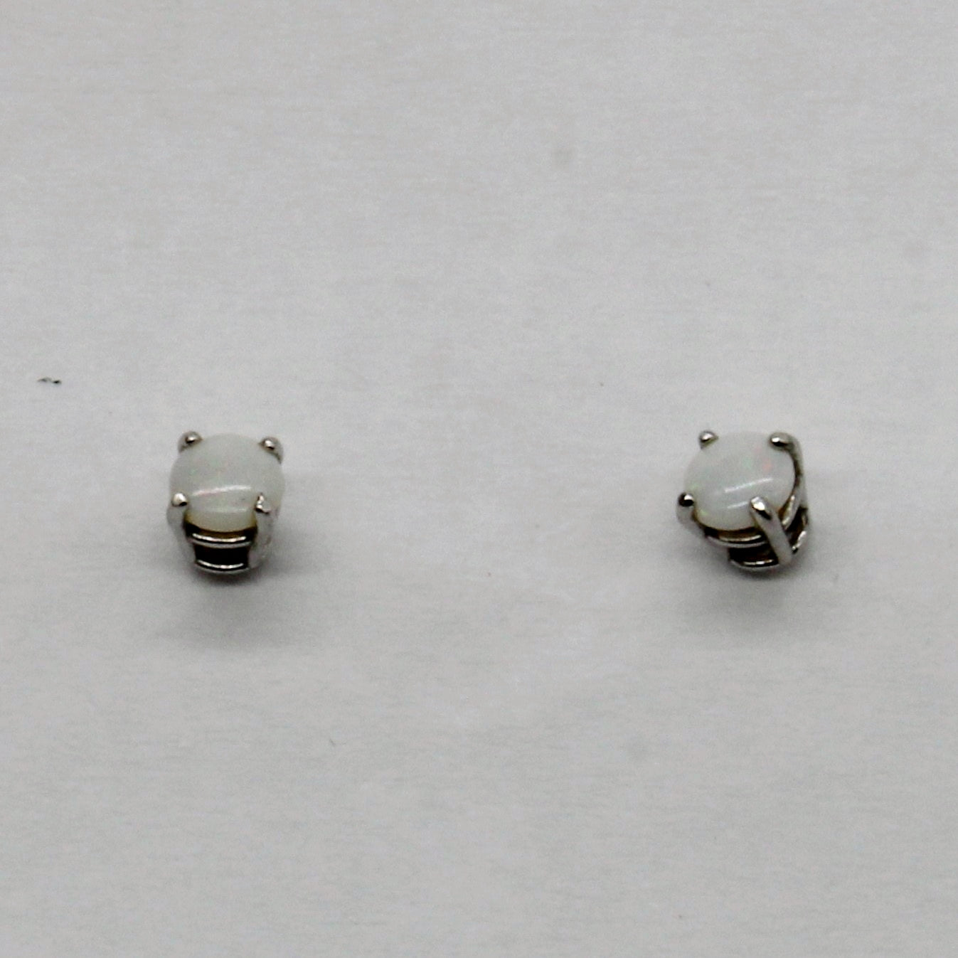Boucles d'oreilles puces en opale | 0,10 ct |