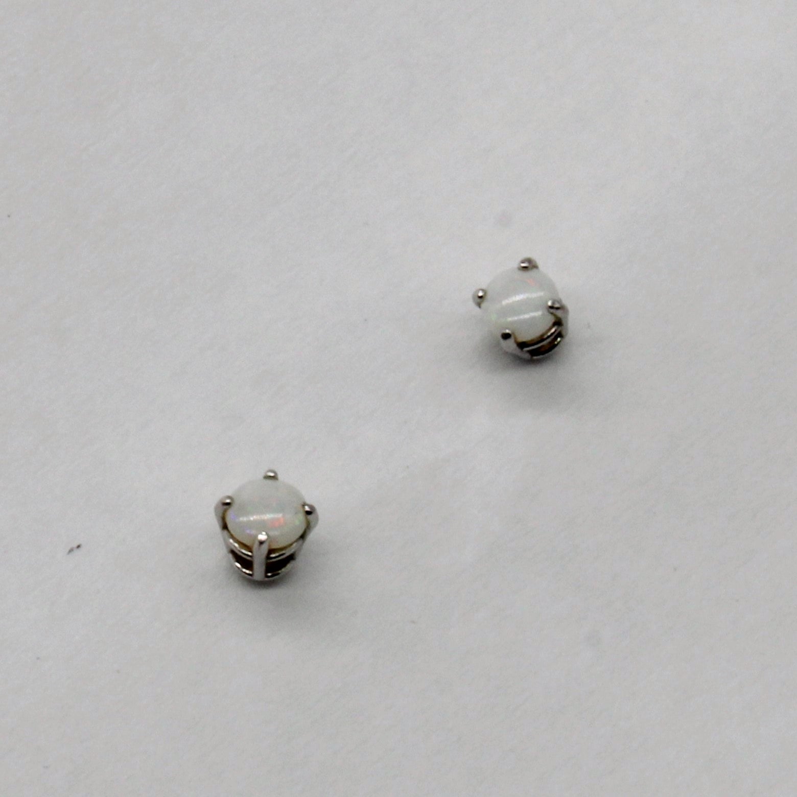 Boucles d'oreilles puces en opale | 0,10 ct |