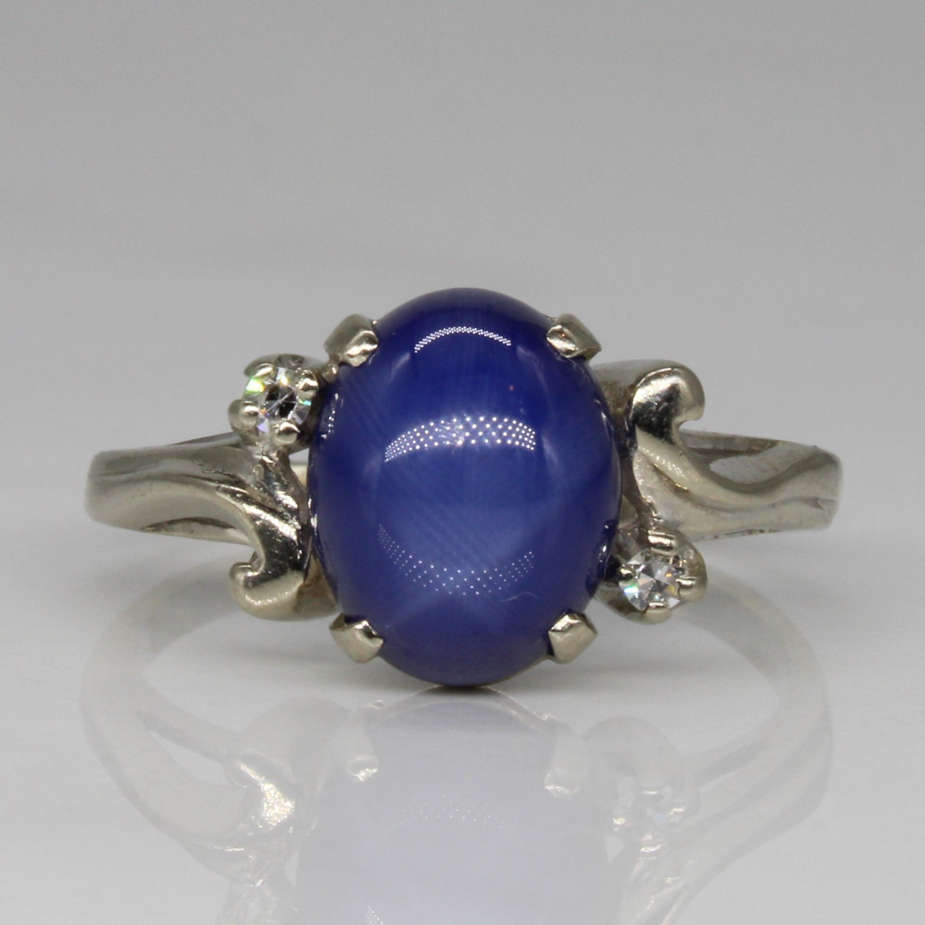 Bague en saphir étoilé synthétique et diamants | 3,56 ct, 0,03 ct au total | Taille 7,5 |