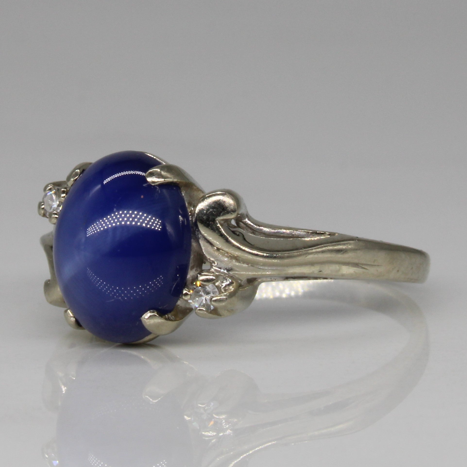 Bague en saphir étoilé synthétique et diamants | 3,56 ct, 0,03 ct au total | Taille 7,5 |