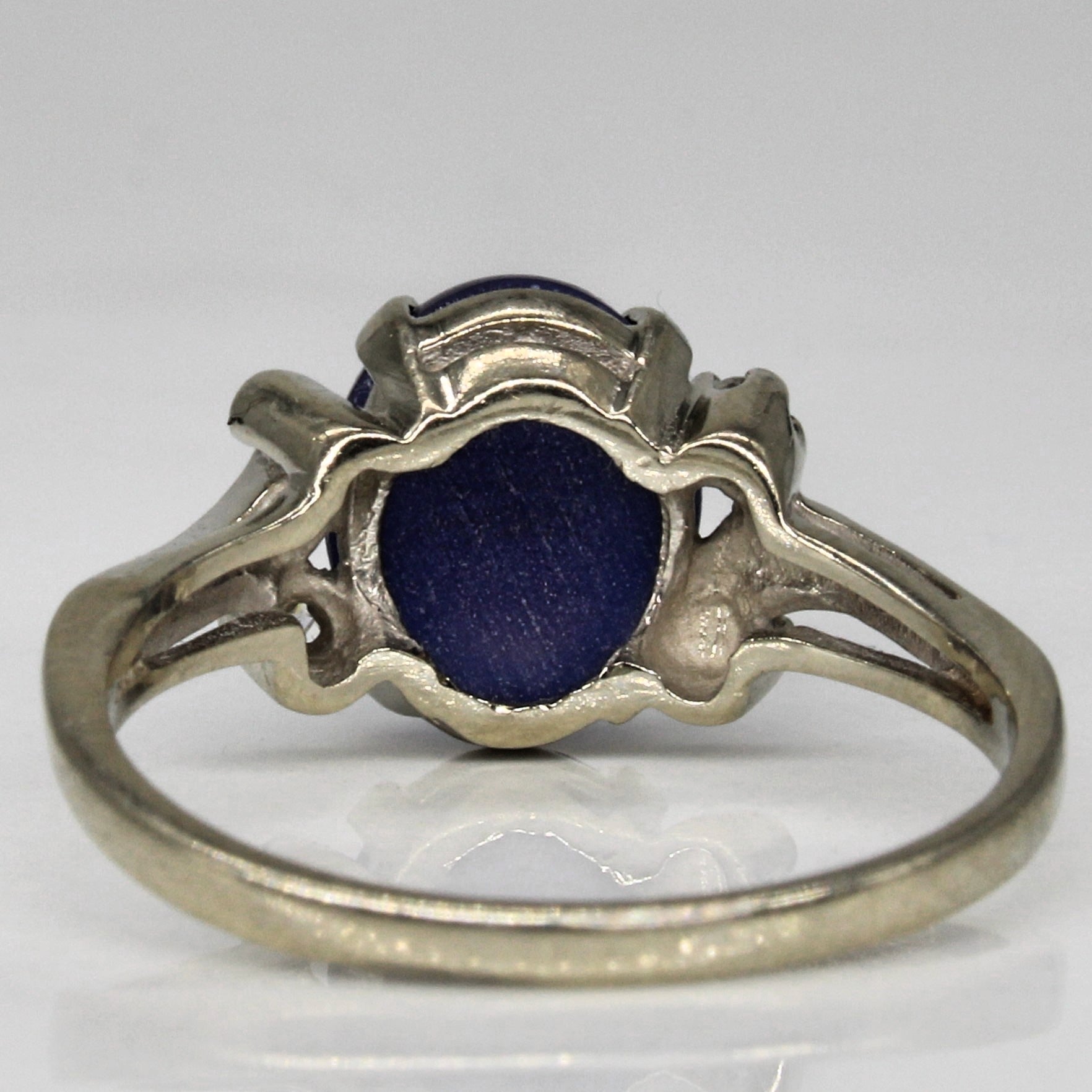 Bague en saphir étoilé synthétique et diamants | 3,56 ct, 0,03 ct au total | Taille 7,5 |