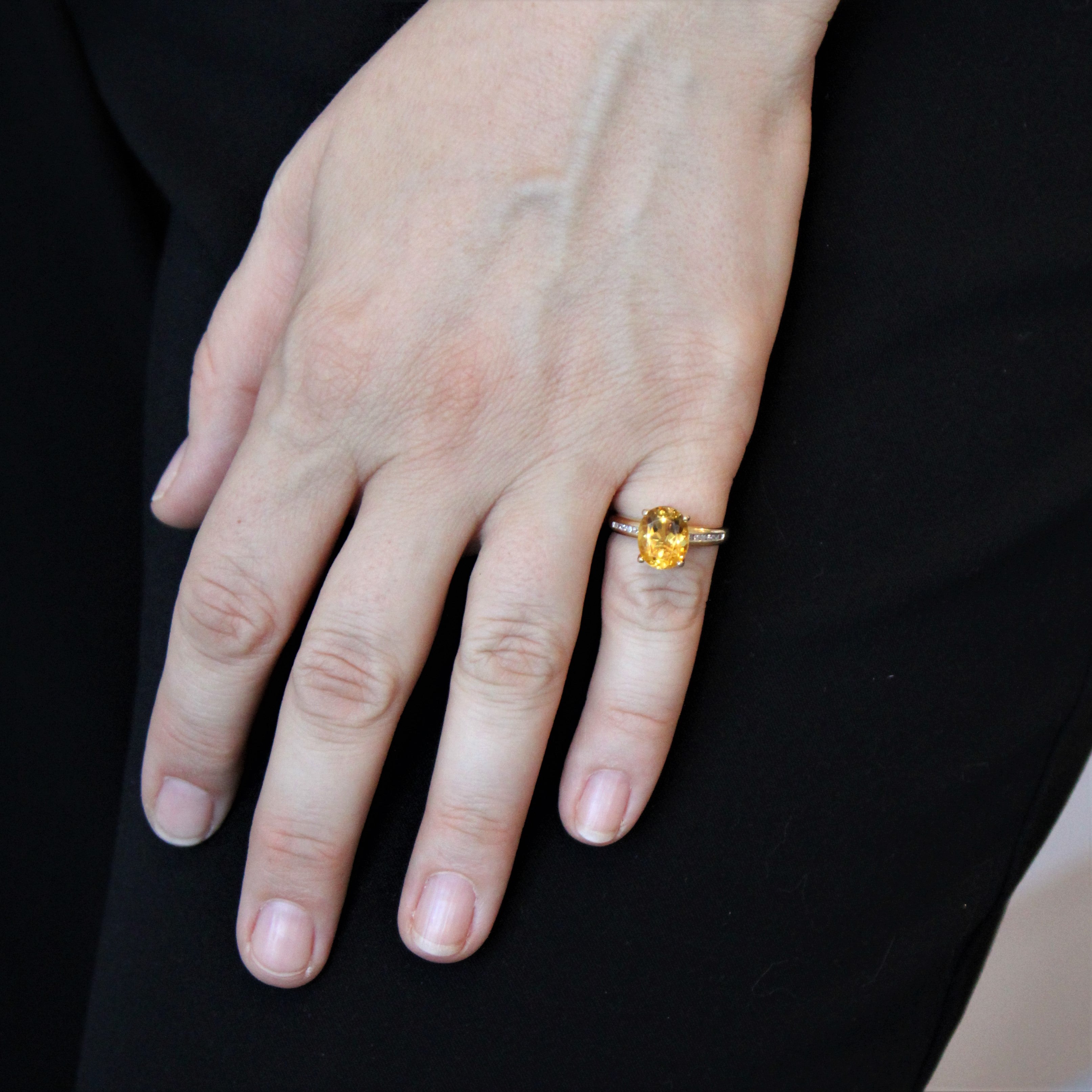 Bague ovale en citrine et diamants | 2,25 ct, 0,10 ct au total | Taille 6 |
