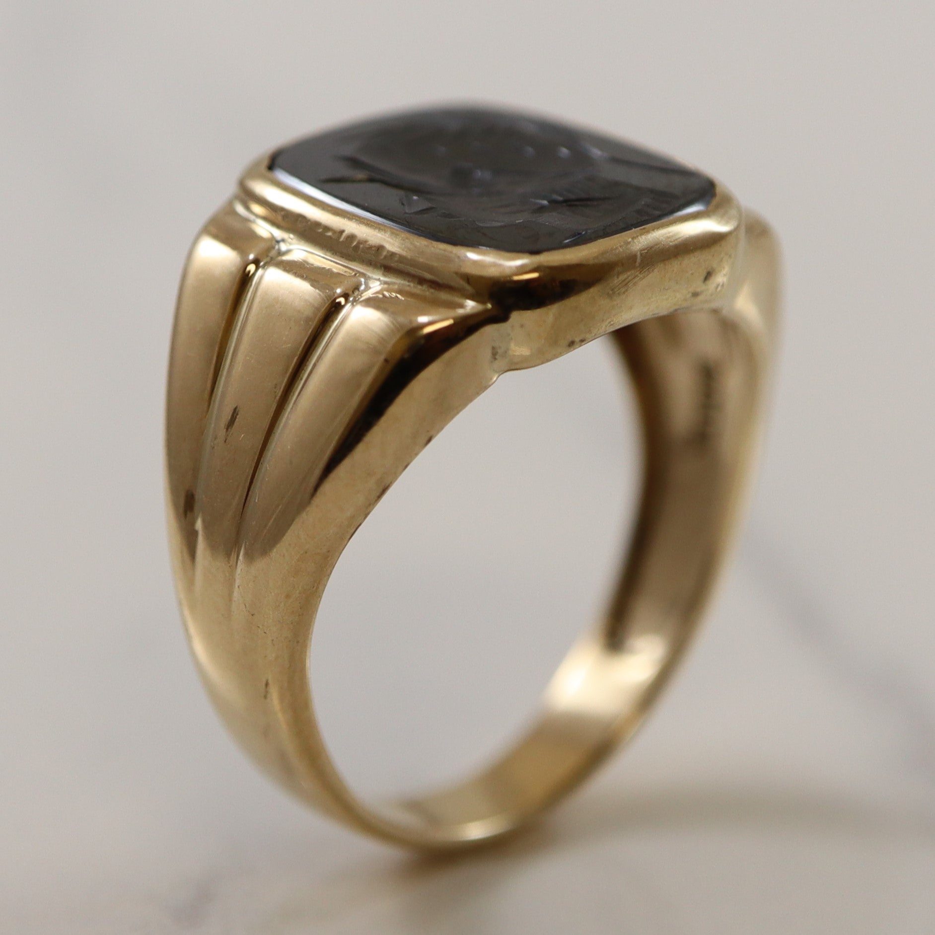 Bague en hématite intaille représentant un soldat romain | 7,00 ct | Taille 9 |