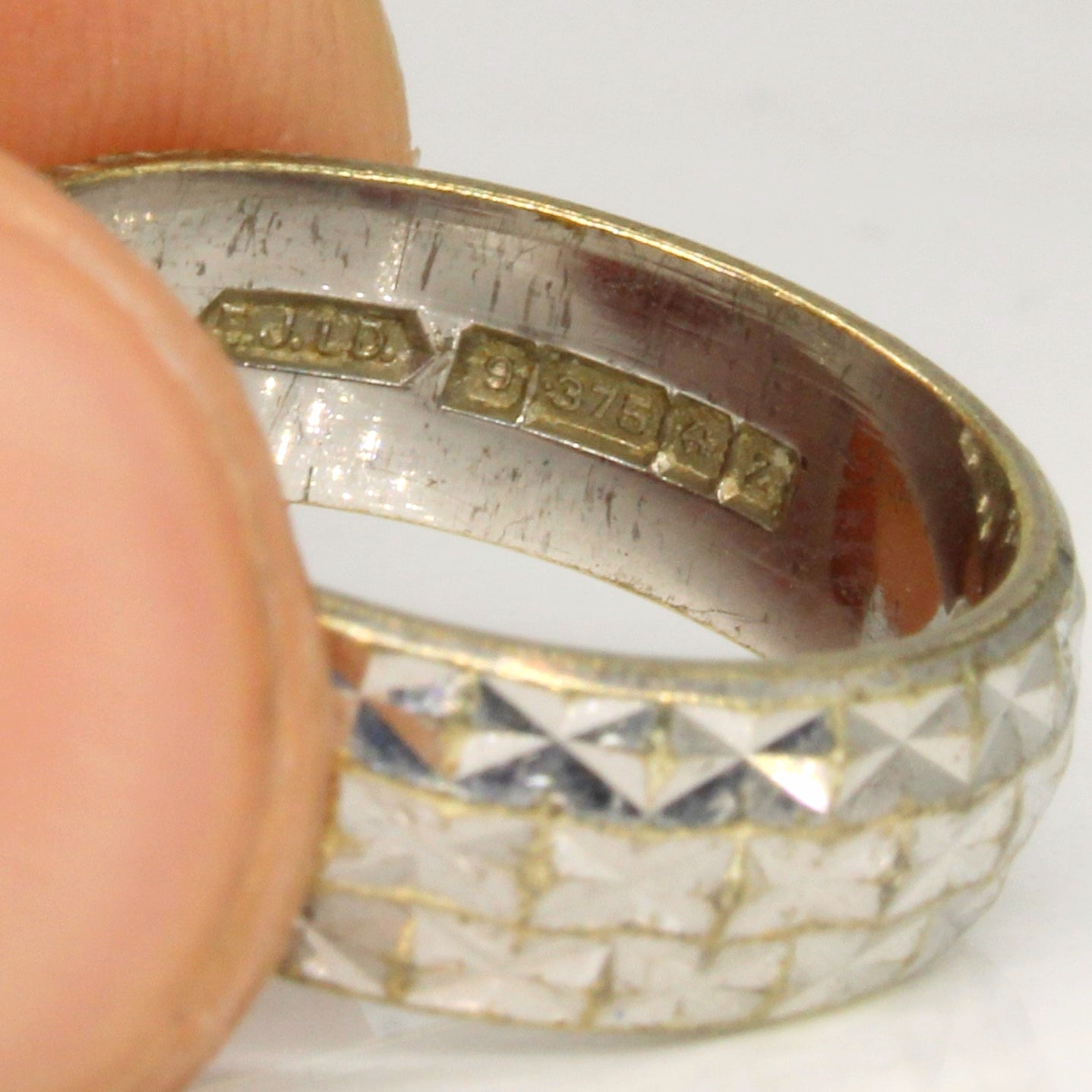 9k White Gold Patterned Band | SZ 6 |