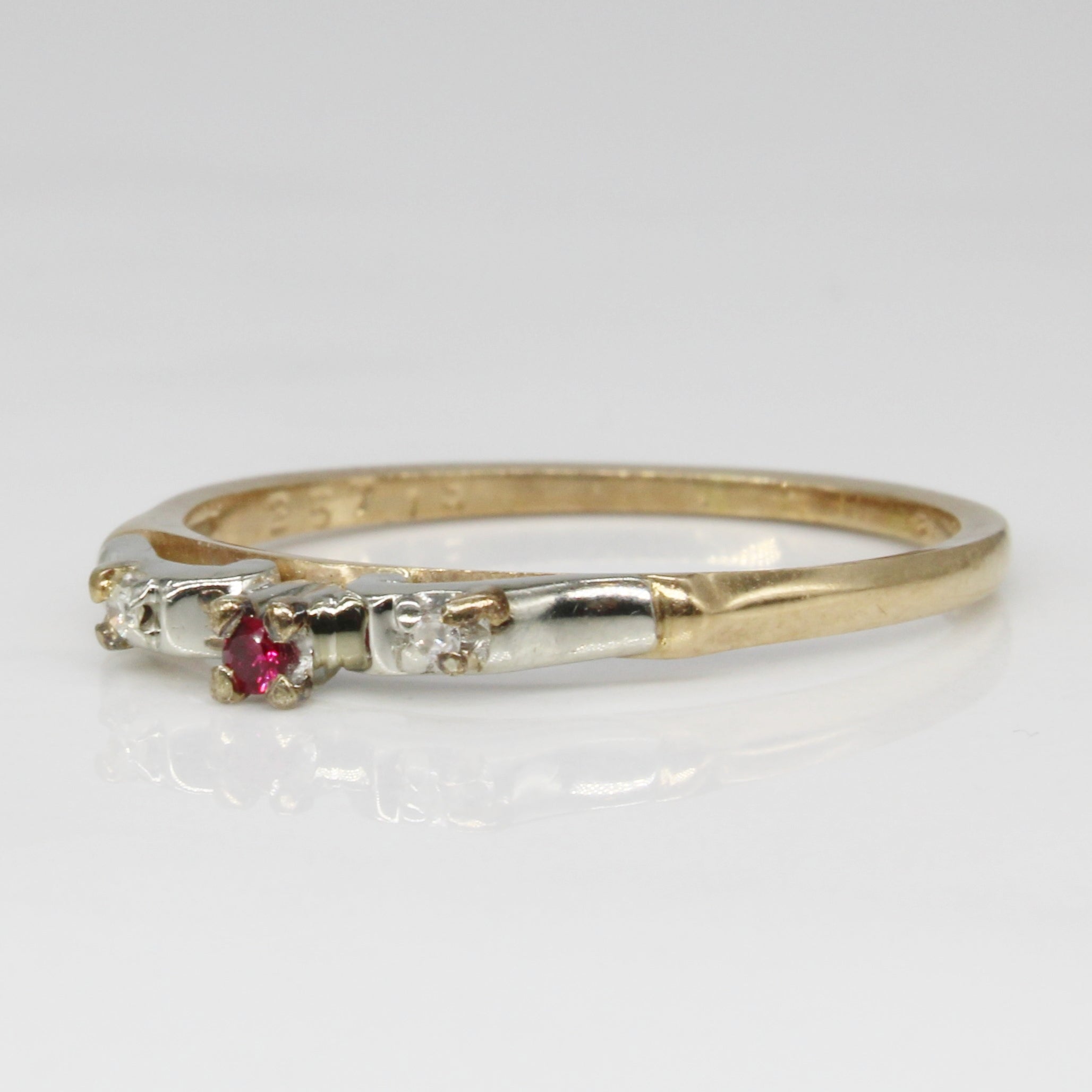 Bague en rubis synthétique et diamants | 0,02 ct, 0,01 ct au total | Taille 7,75 |