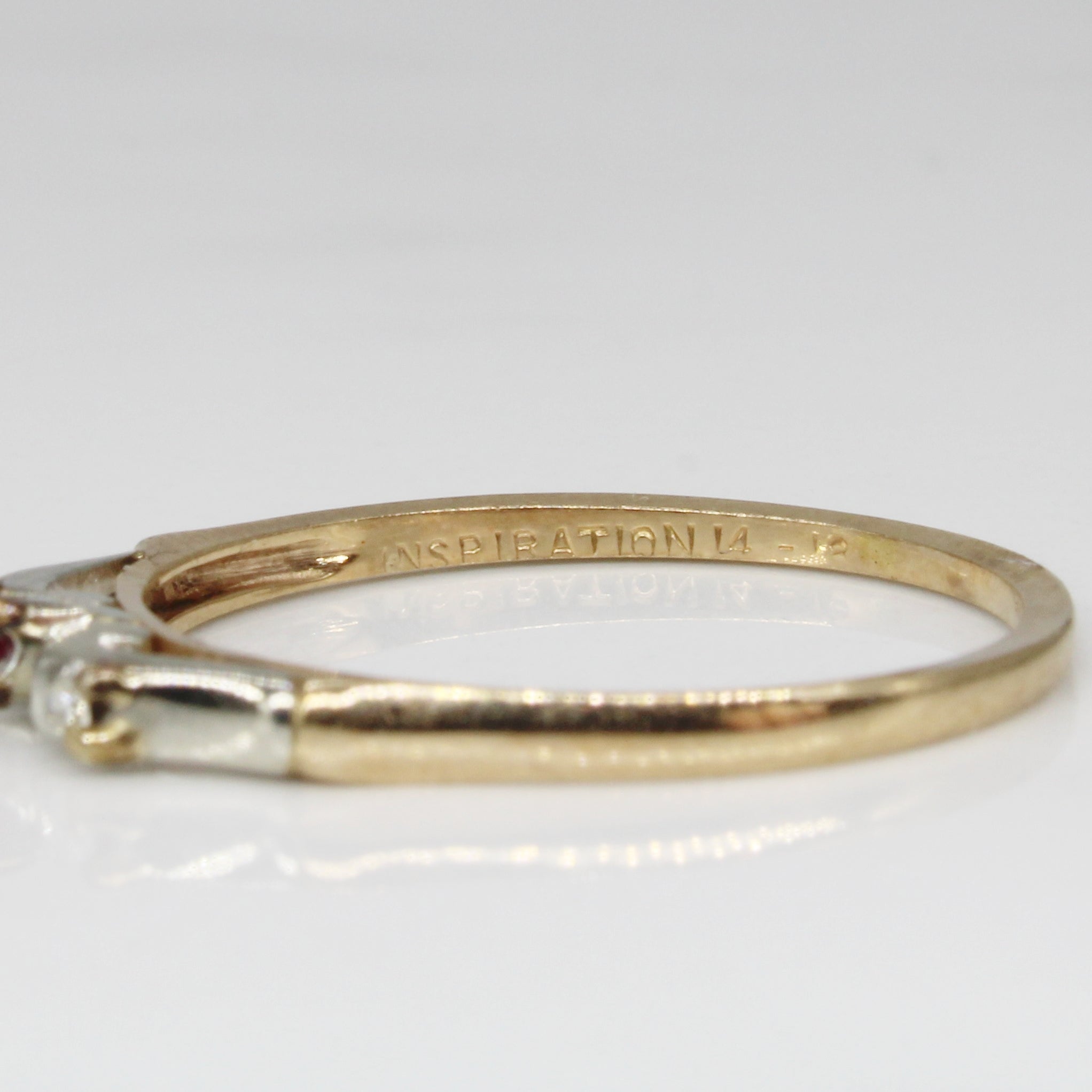 Bague en rubis synthétique et diamants | 0,02 ct, 0,01 ct au total | Taille 7,75 |