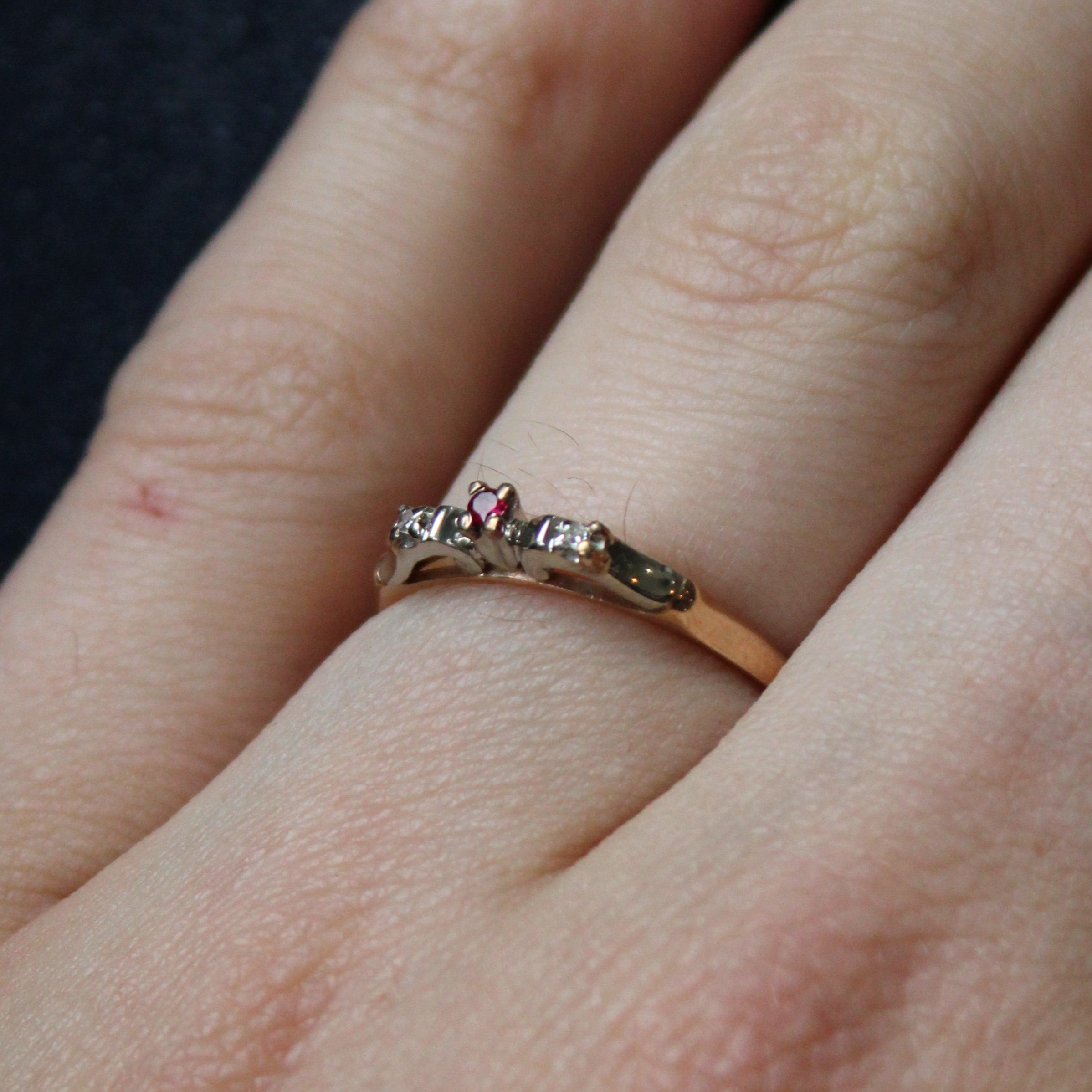 Bague en rubis synthétique et diamants | 0,02 ct, 0,01 ct au total | Taille 7,75 |