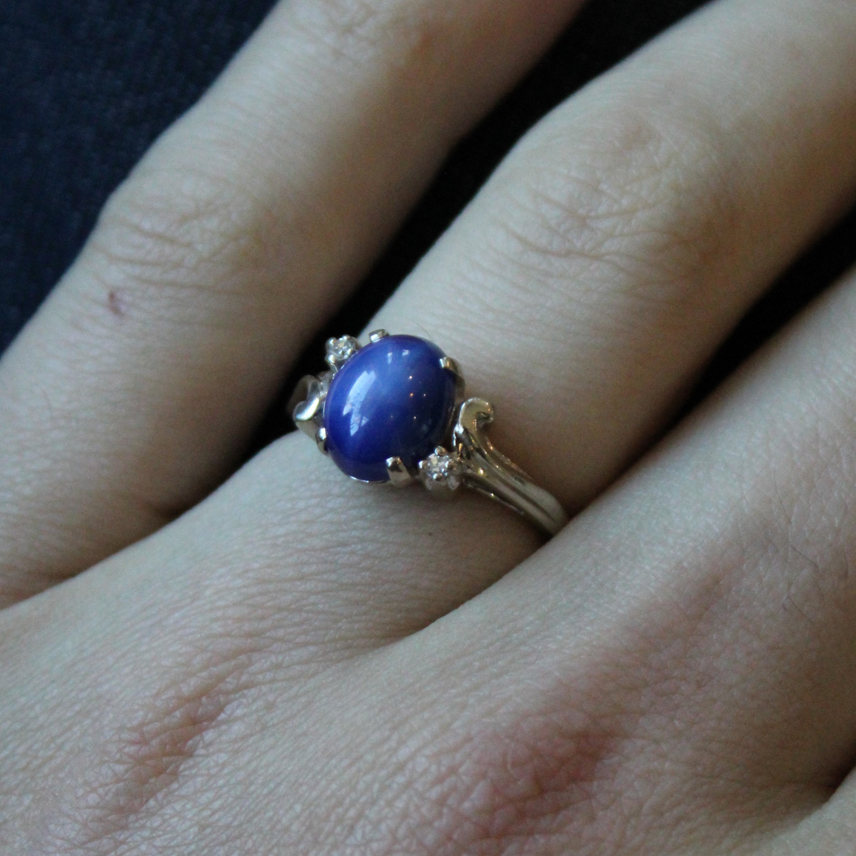 Bague en saphir étoilé synthétique et diamants | 3,56 ct, 0,03 ct au total | Taille 7,5 |