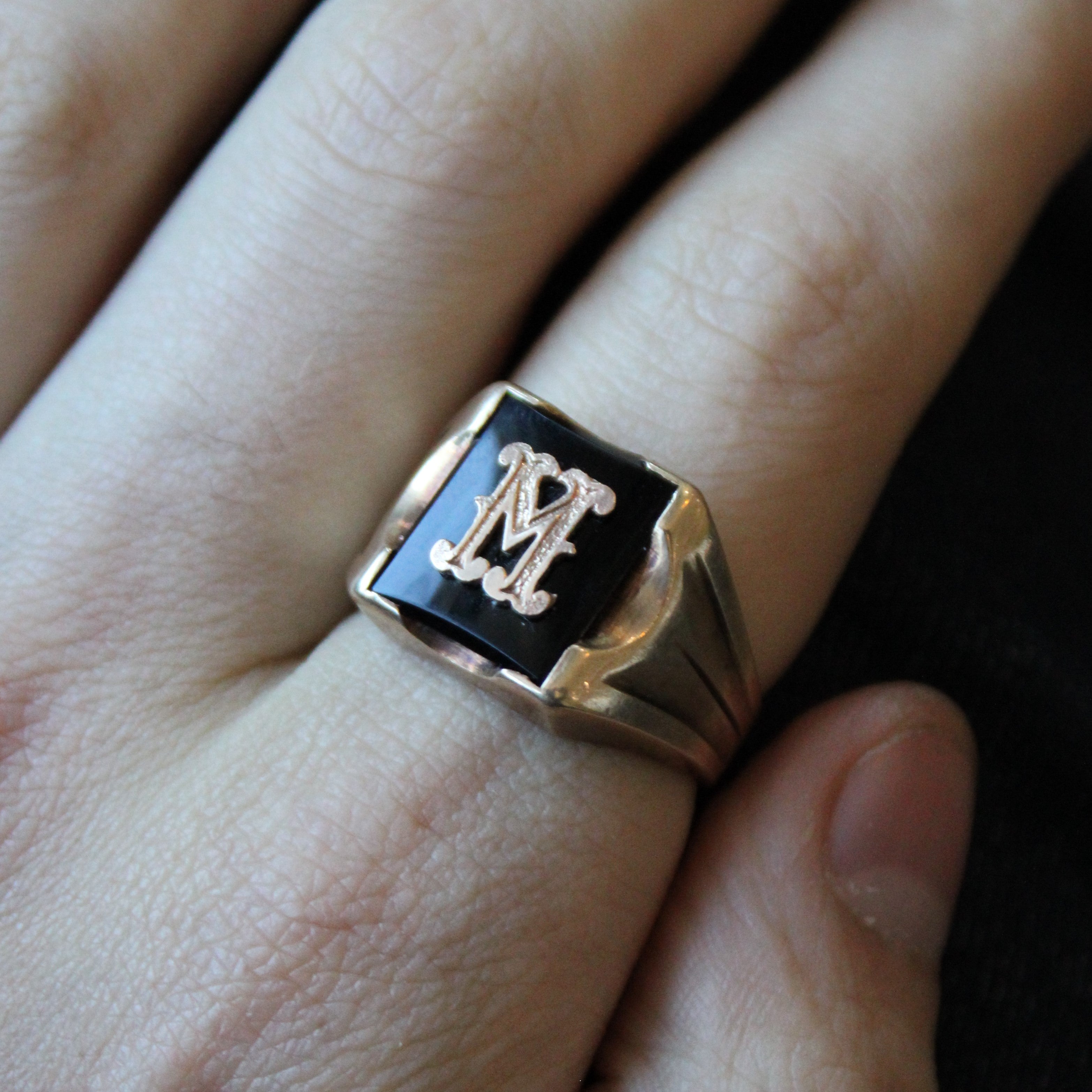 Bague initiale en onyx « M » | 2,95 ct | Taille 10,5 |