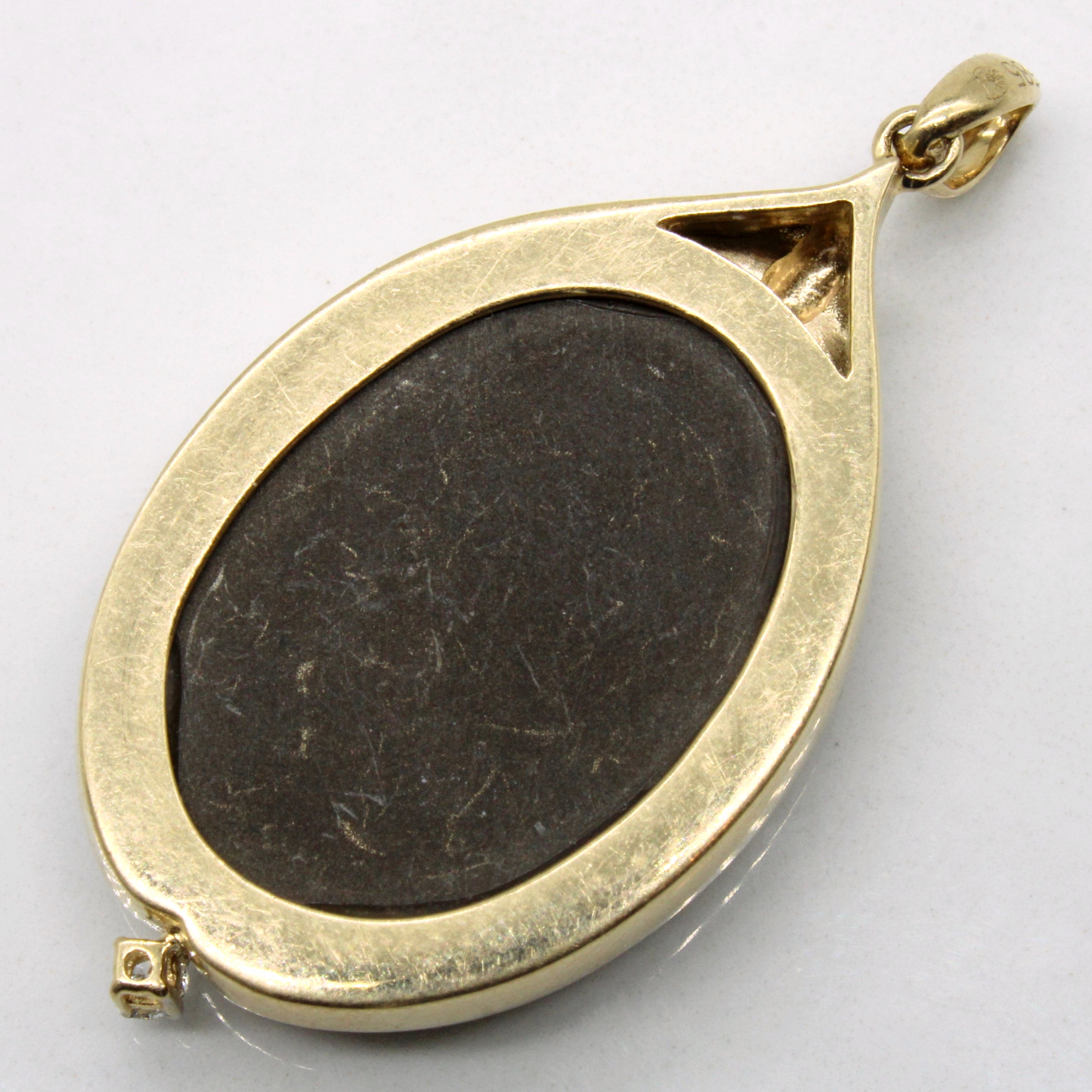 Pendentif grand format en ammolite et diamants | 18,00 ct, 0,04 ct |