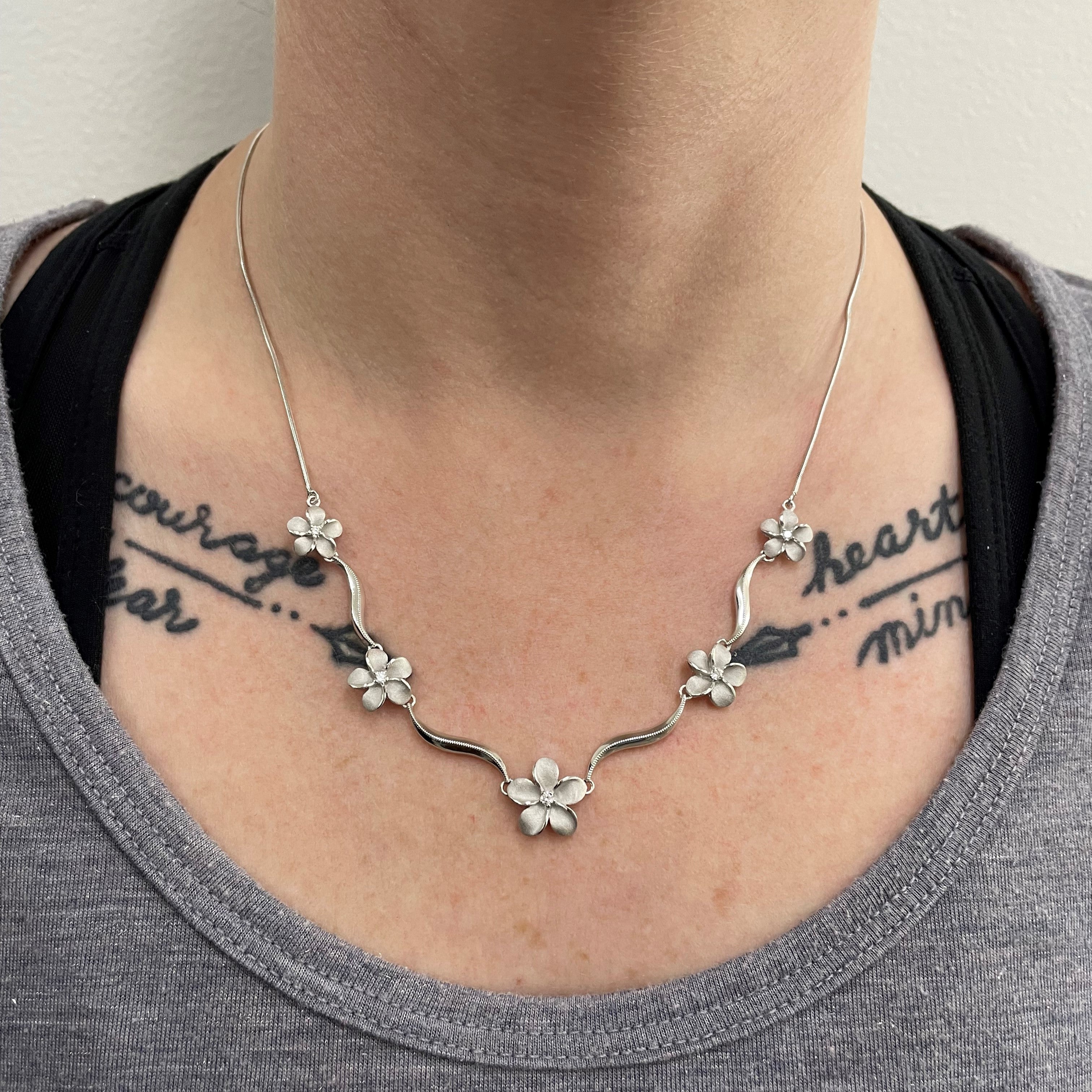 Collier Plumeria en or blanc et diamants | 0,10 ct | 45,7 cm |
