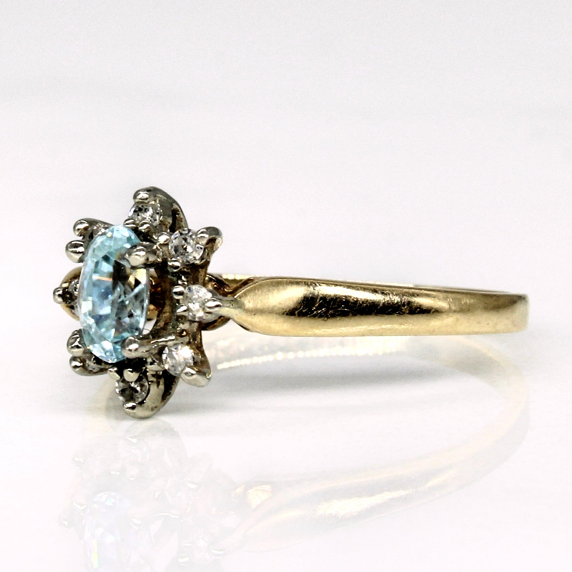 Bague halo en zircon et diamants | 0,42 ct, 0,04 ct au total | Taille 5,5 |