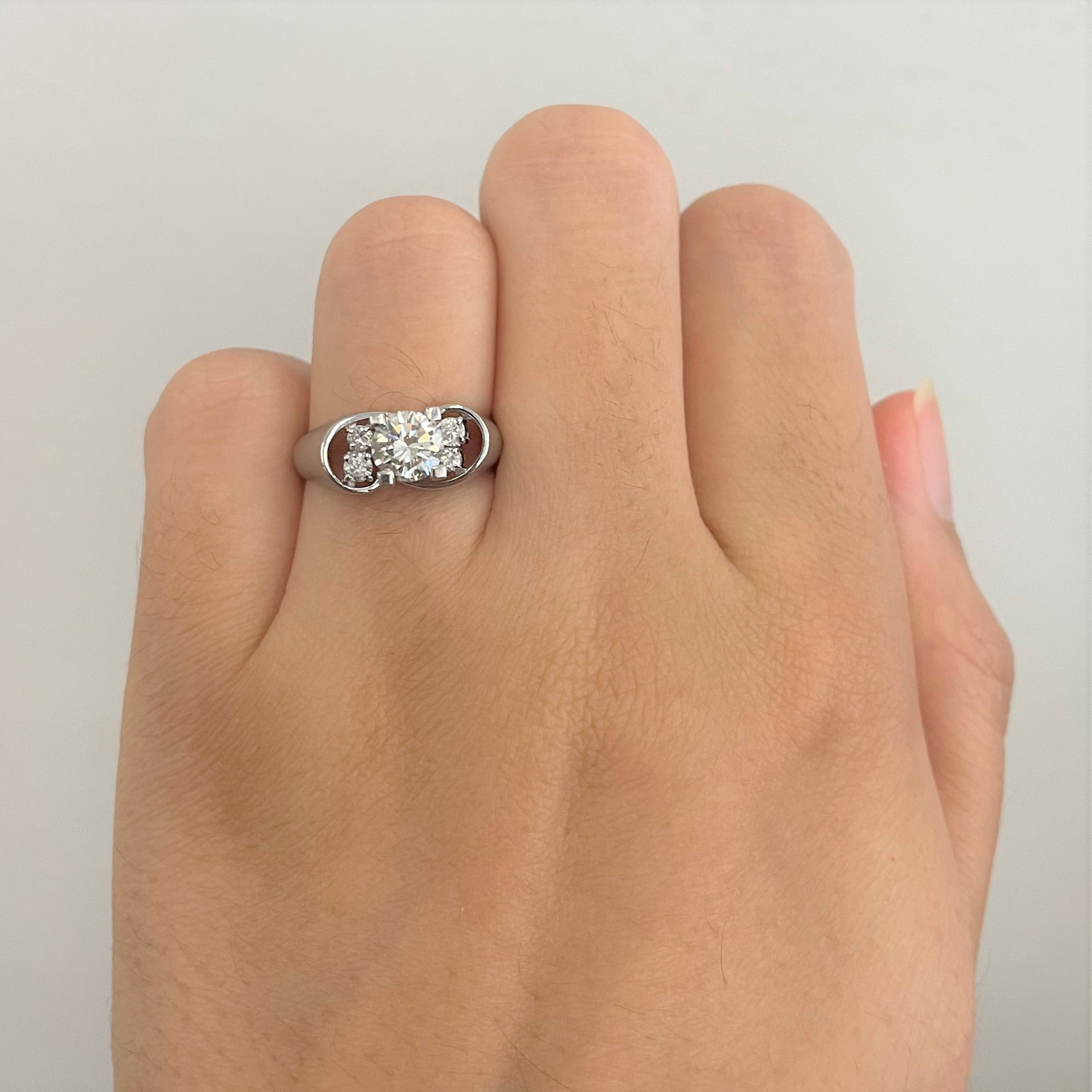 Bague unique sertie de diamants décalés | 0,79 ct | Taille 5,75 |