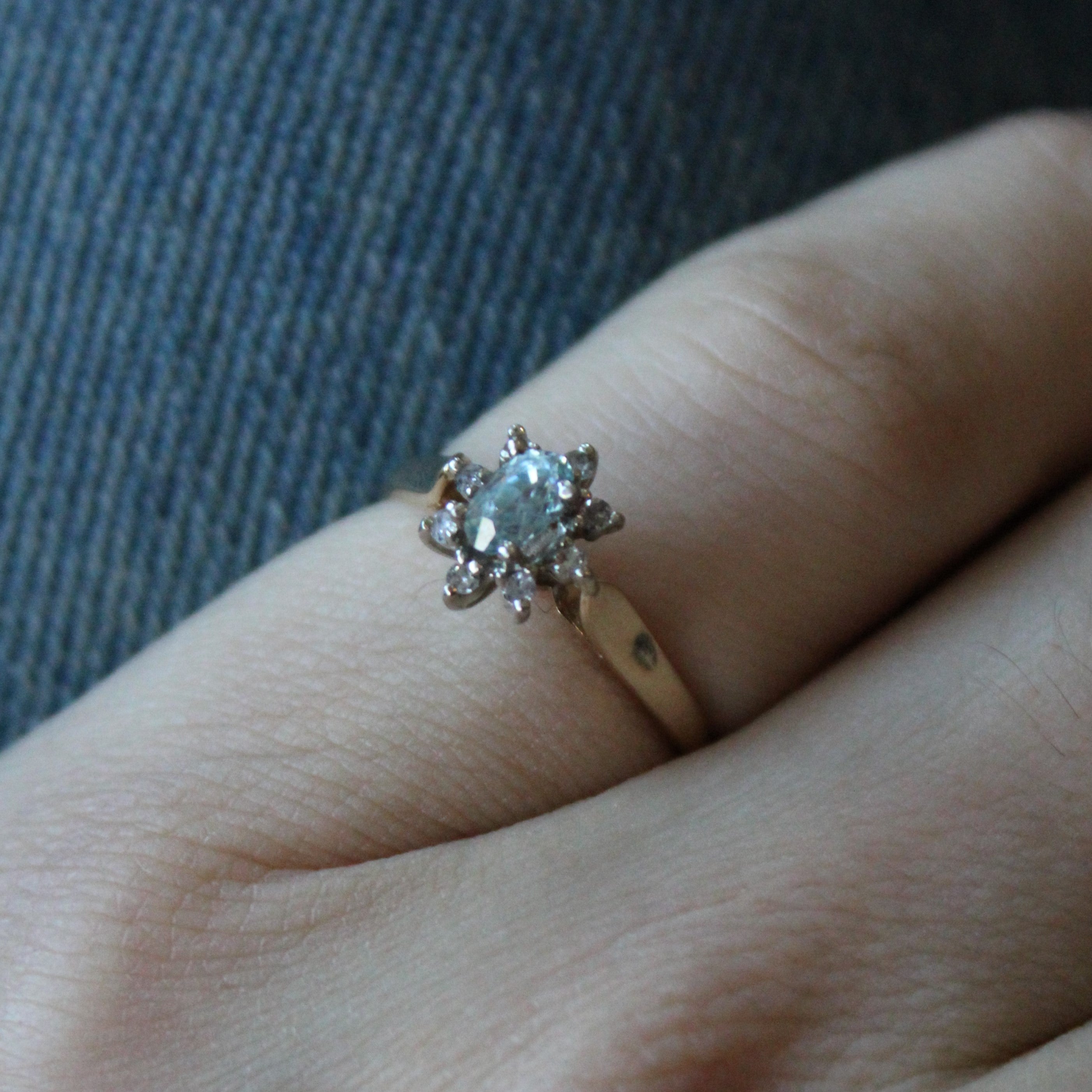 Bague halo en zircon et diamants | 0,42 ct, 0,04 ct au total | Taille 5,5 |
