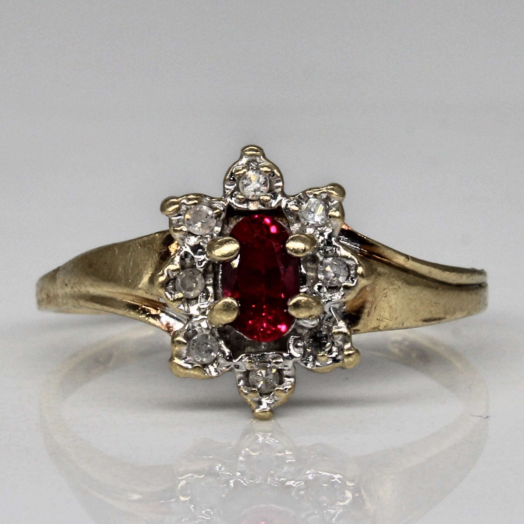 Bague en rubis synthétique et diamants | 0,30 ct, 0,04 ct au total | Taille 6,75 |