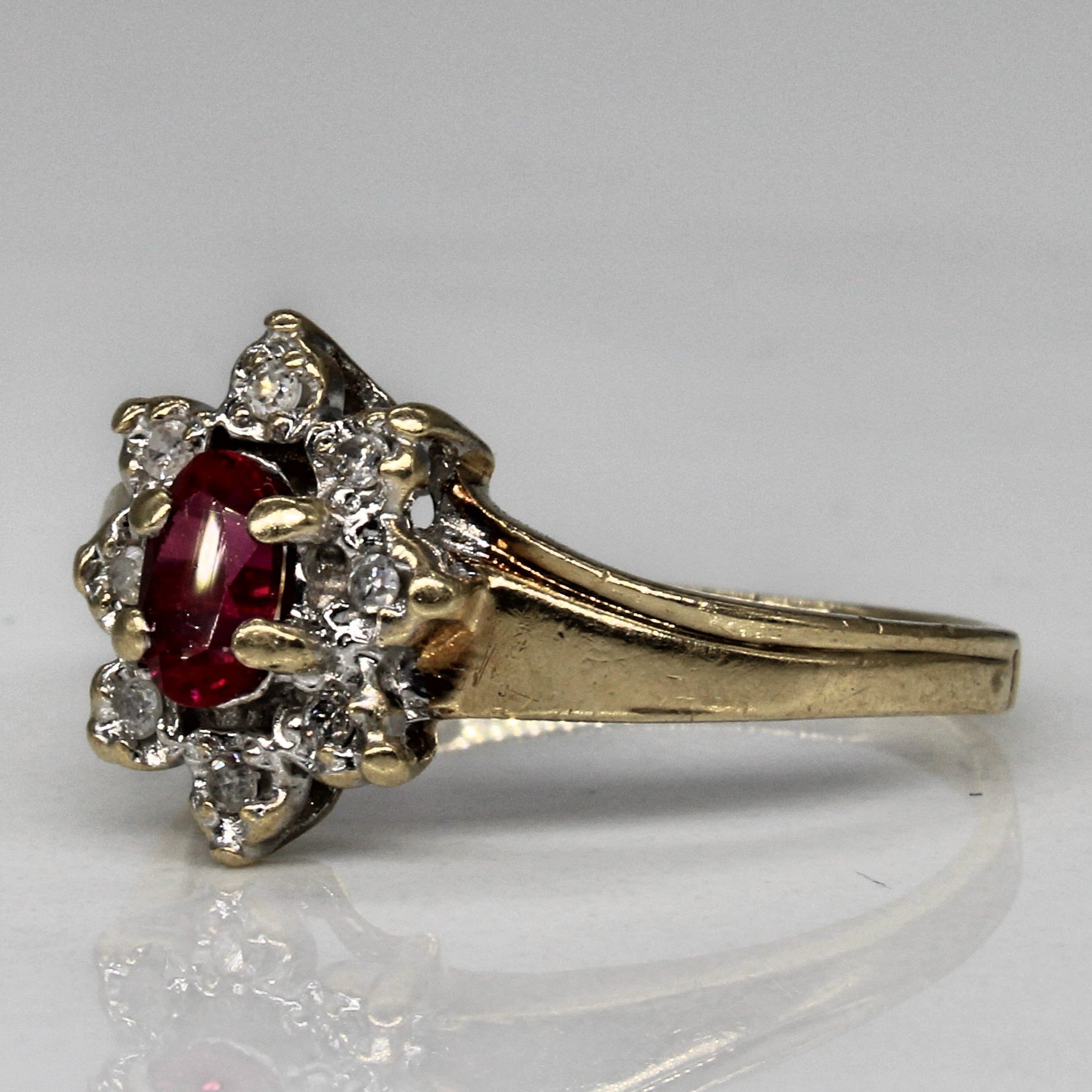 Bague en rubis synthétique et diamants | 0,30 ct, 0,04 ct au total | Taille 6,75 |