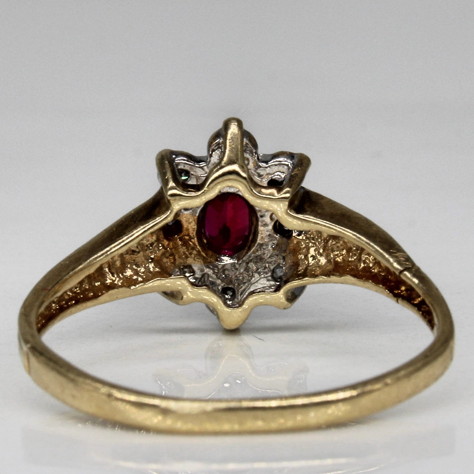 Bague en rubis synthétique et diamants | 0,30 ct, 0,04 ct au total | Taille 6,75 |