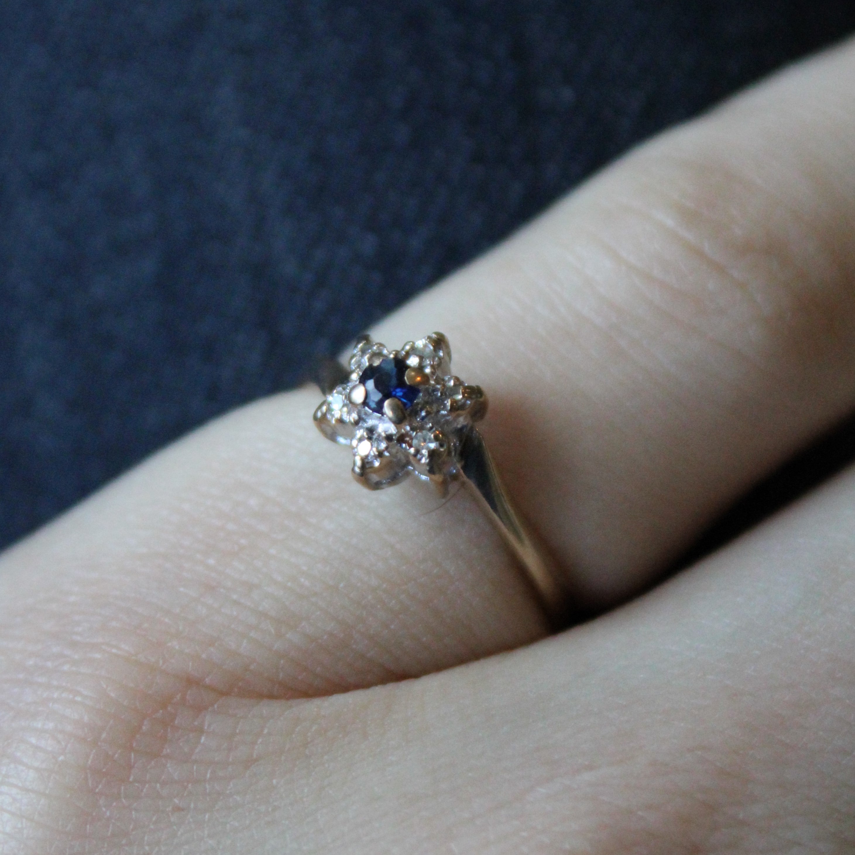 Bague saphir et diamants | 0,08 ct, 0,03 ct au total | Taille 5,75 |